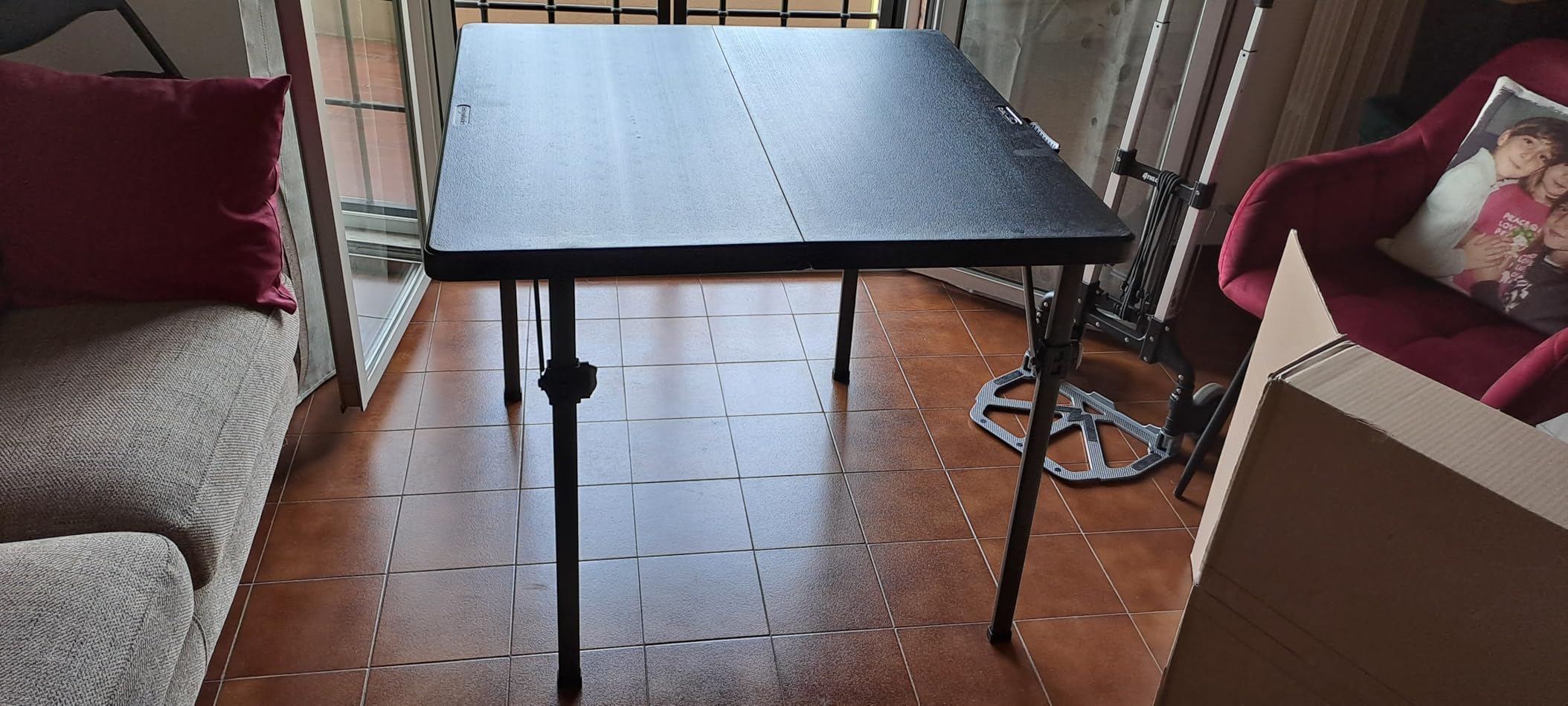 Amazon Basics Tavolo Pieghevole Nero 86x86 con Maniglia