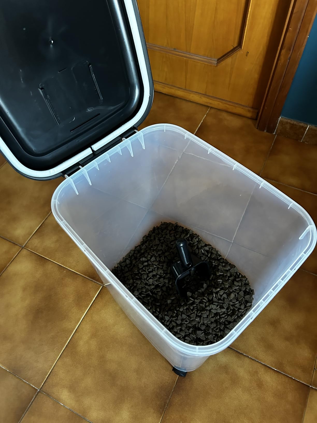 Amazon Basics Contenitori Cibo Animali 15,8+4,5 kg con Ruote