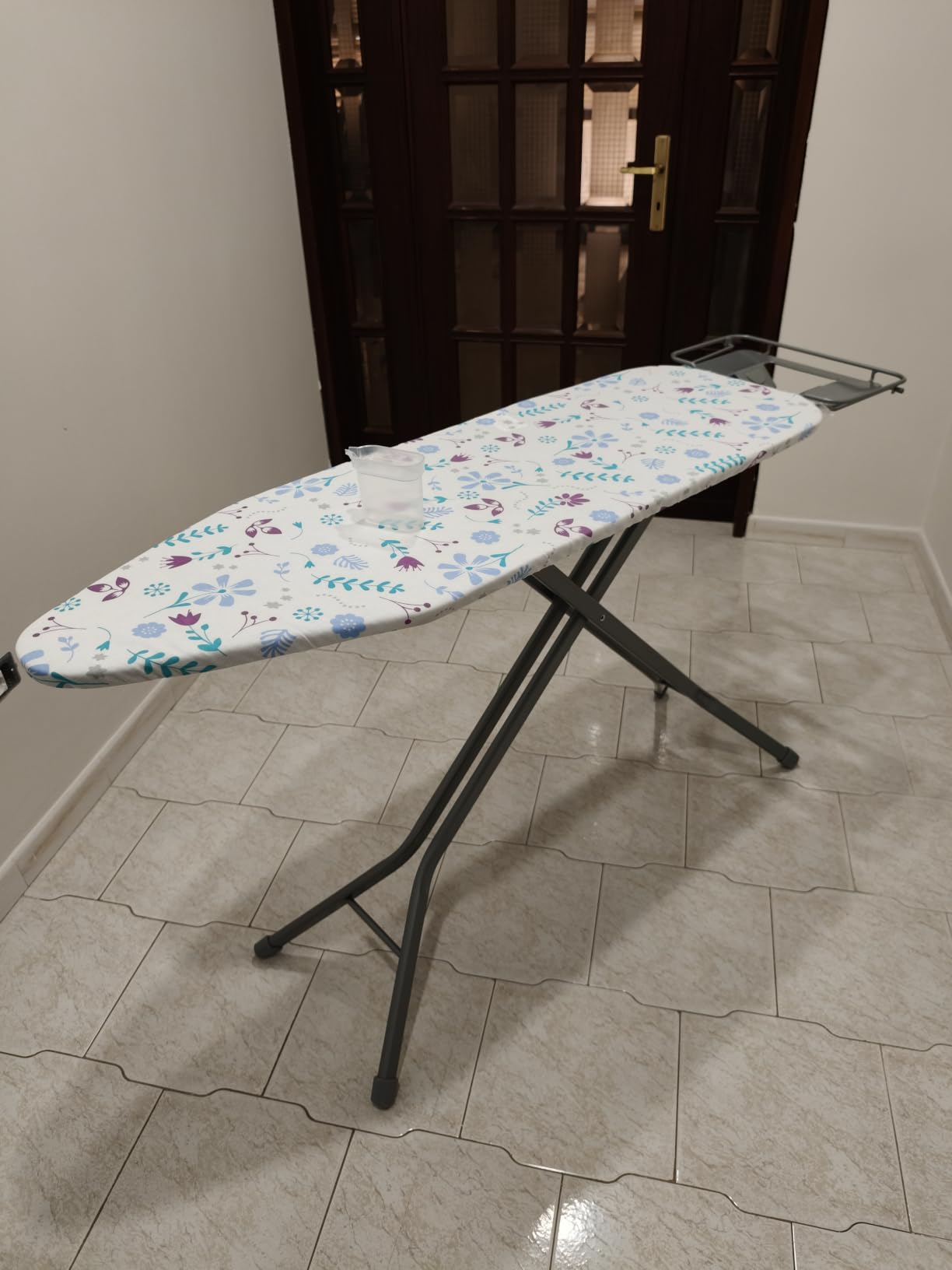 Amazon Basics asse da stiro grande 122x38 cm grigio con ripiano vapore