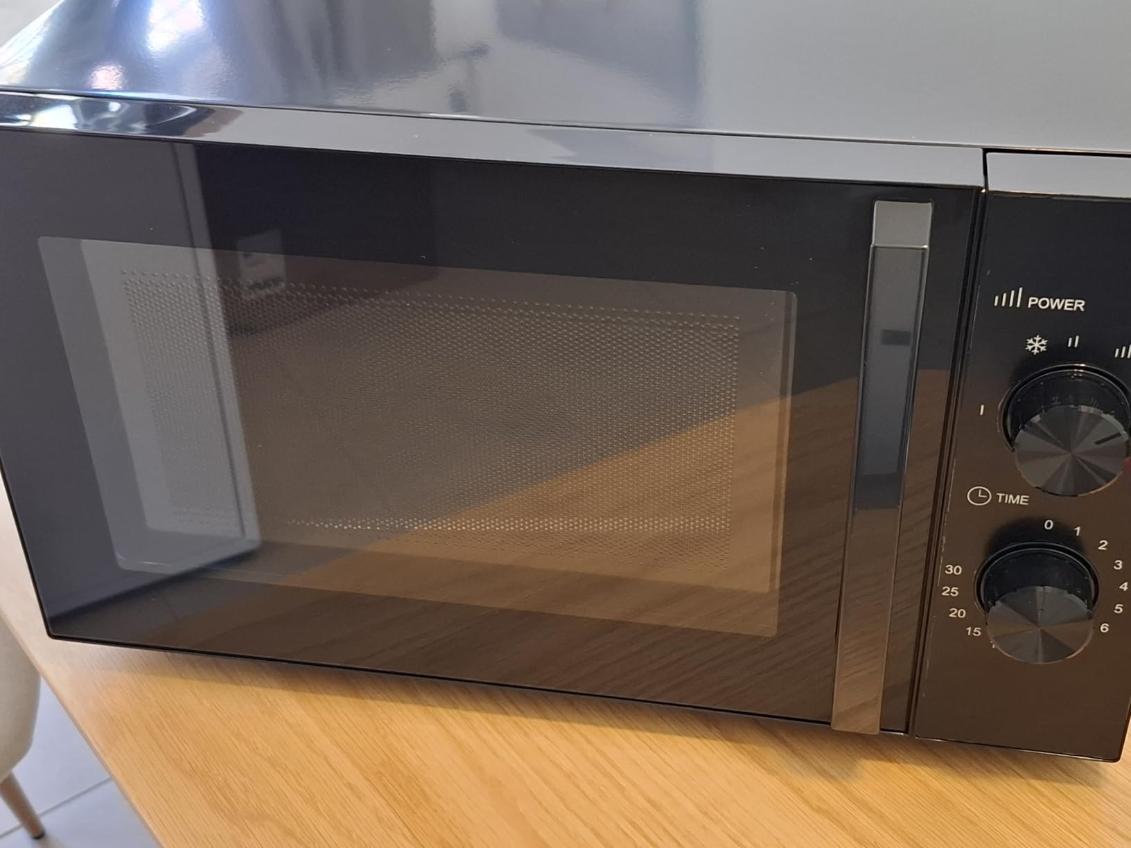 Amazon Basics Forno a Microonde 700W 20L Nero Scongelamento