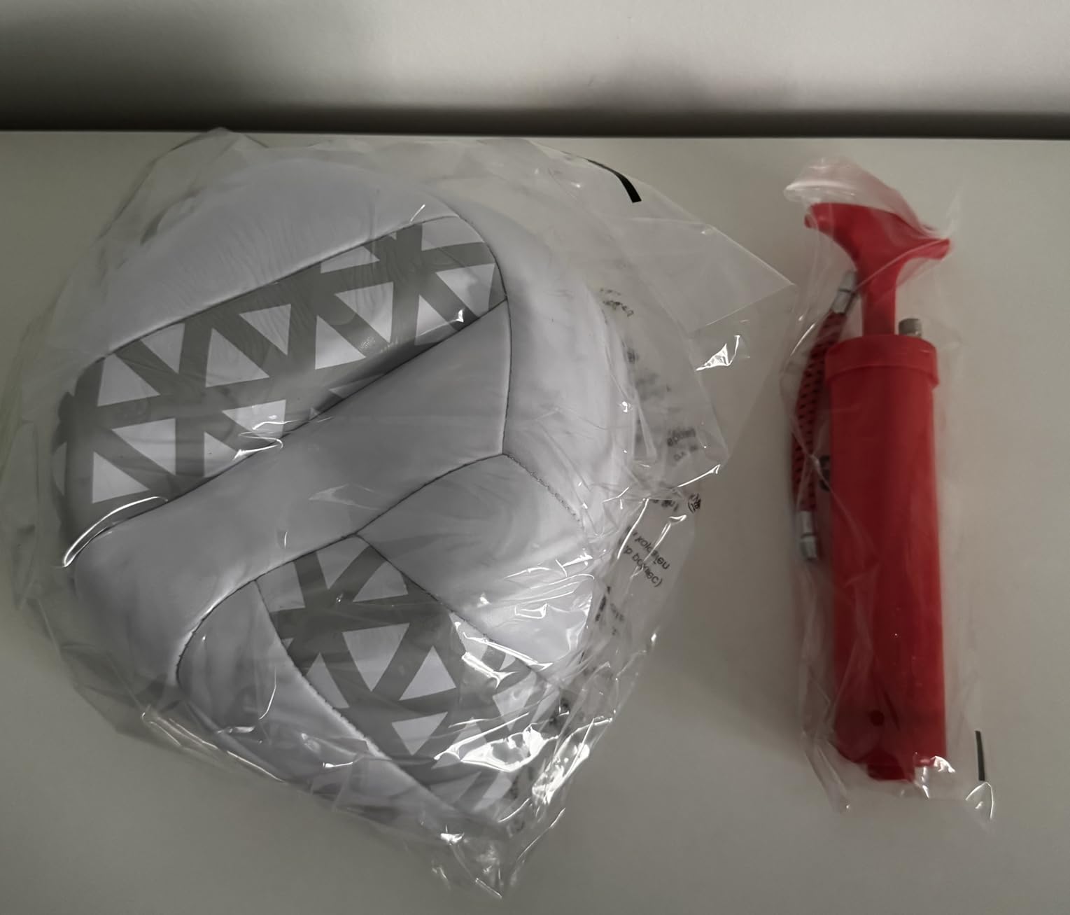 Amazon Basics Pallone Pallavolo Misura 5 con Pompa
