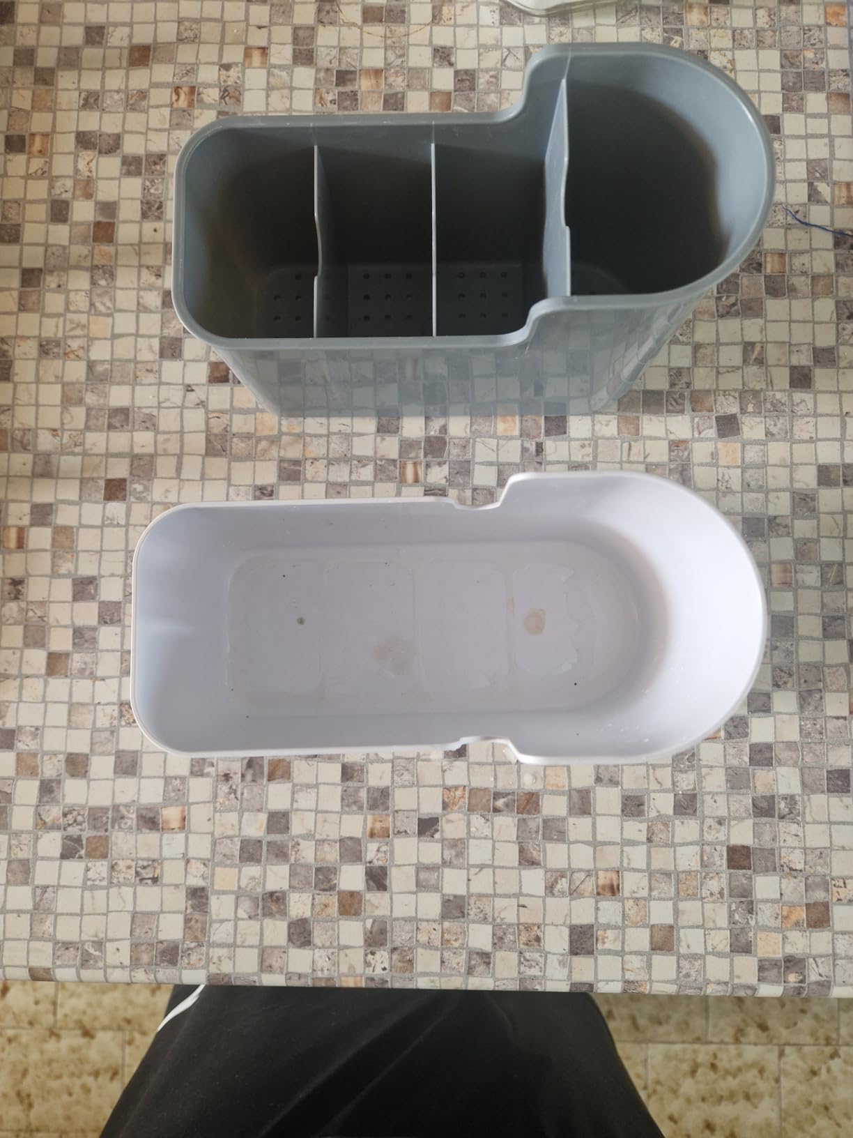 AmazonBasics organizer utensili grigio bancone e parete