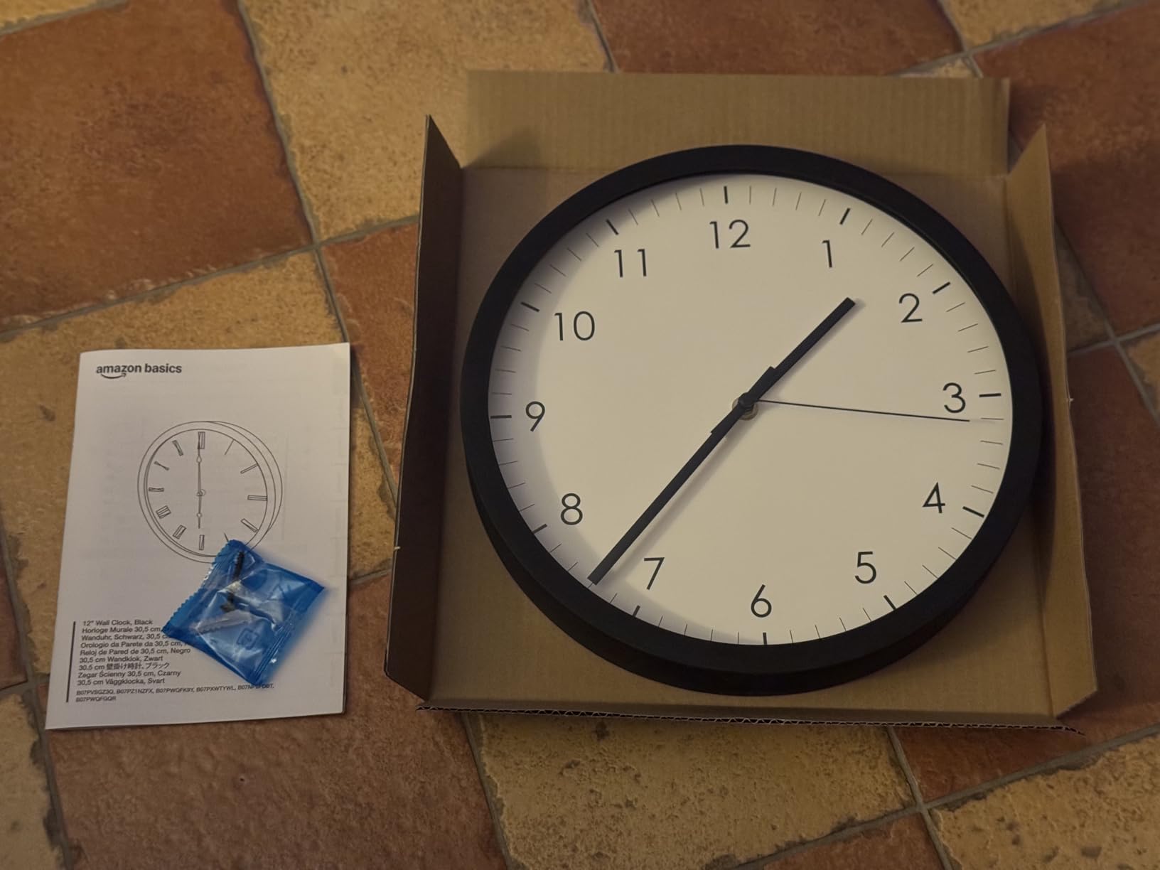 Amazon Basics Orologio da Parete 30 cm Nero Silenzioso