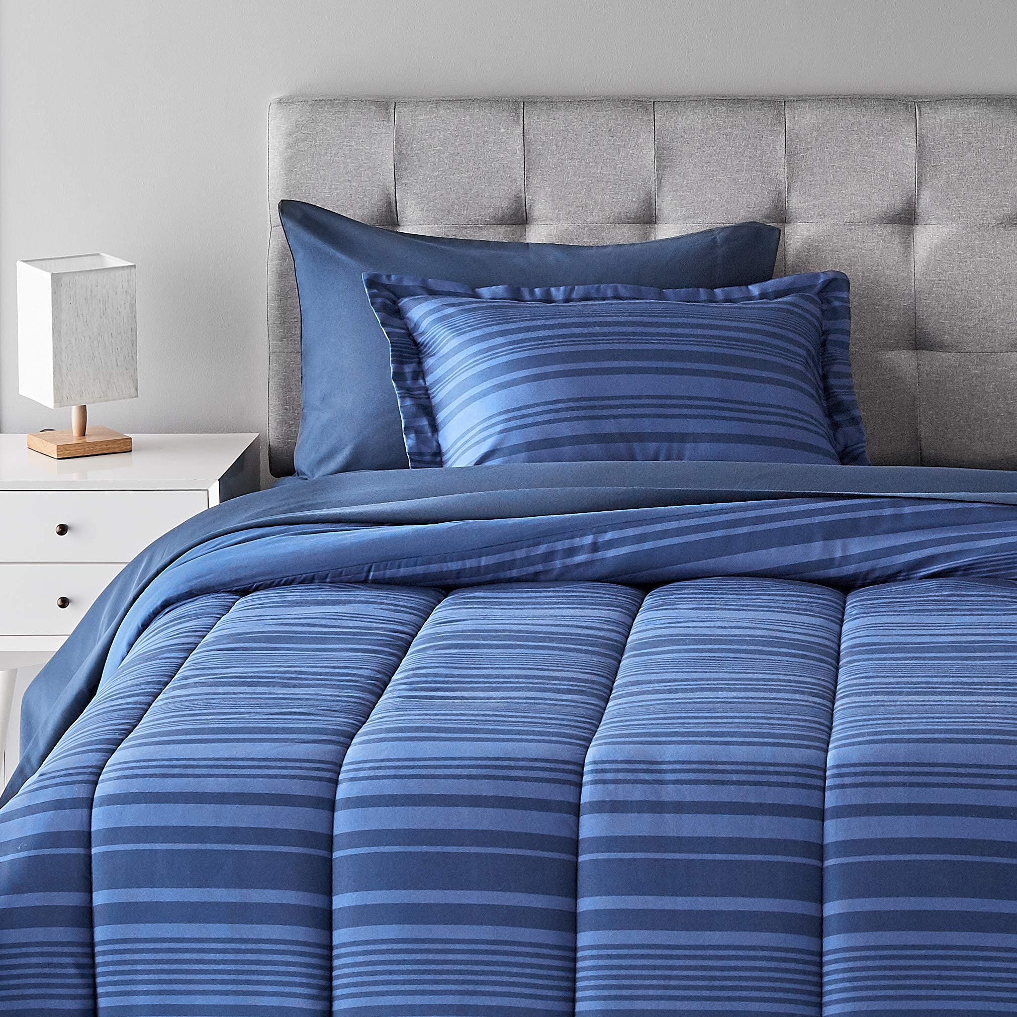 AmazonBasics Set Letto 5 Pezzi Piazza e Mezza Righe Blu Microfibra