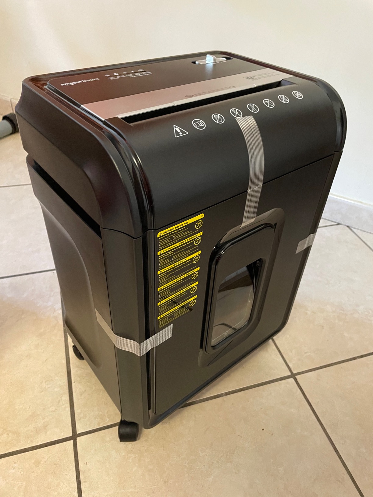 Amazon Basics Distruggidocumenti 12 fogli P4 21,5 L