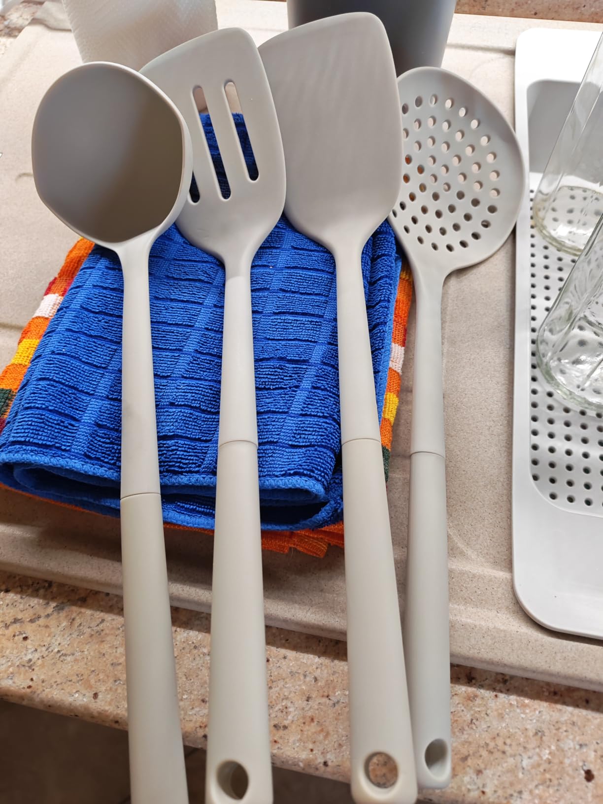Amazon Basics mestoli cucina silicone 4 pezzi grigio lino
