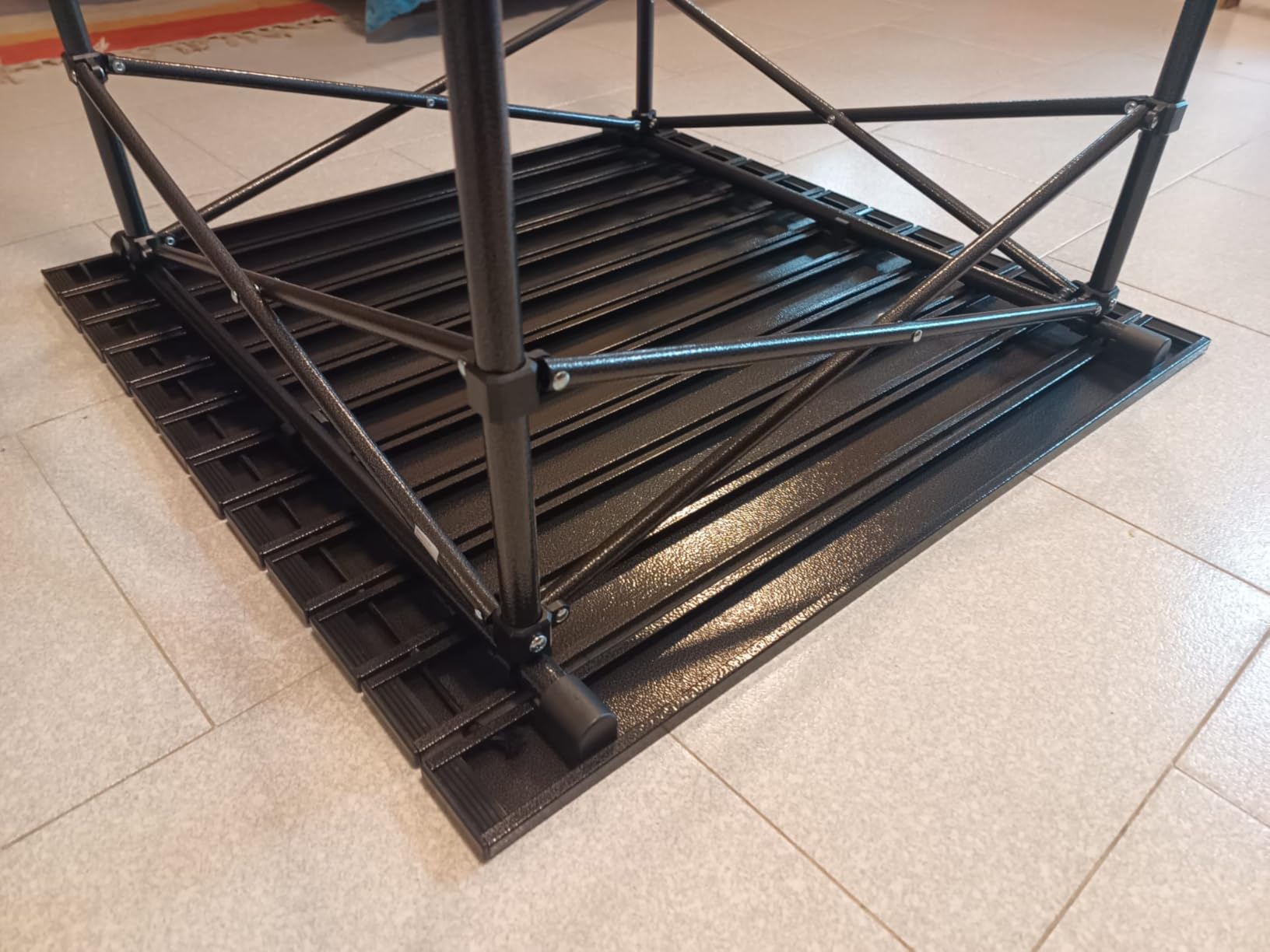 Amazon Basics Tavolo campeggio alto 70 cm nero