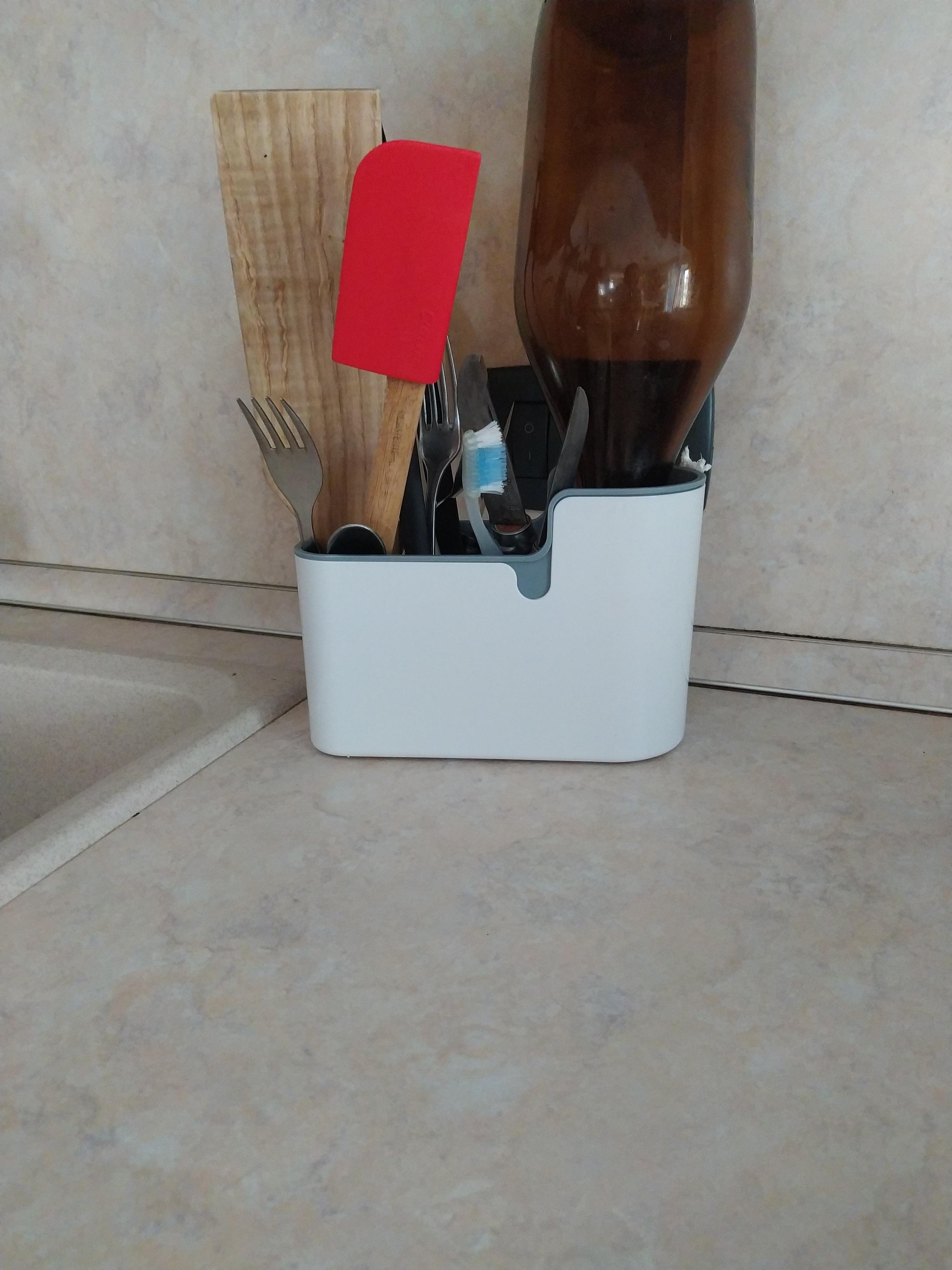 AmazonBasics organizer utensili grigio bancone e parete