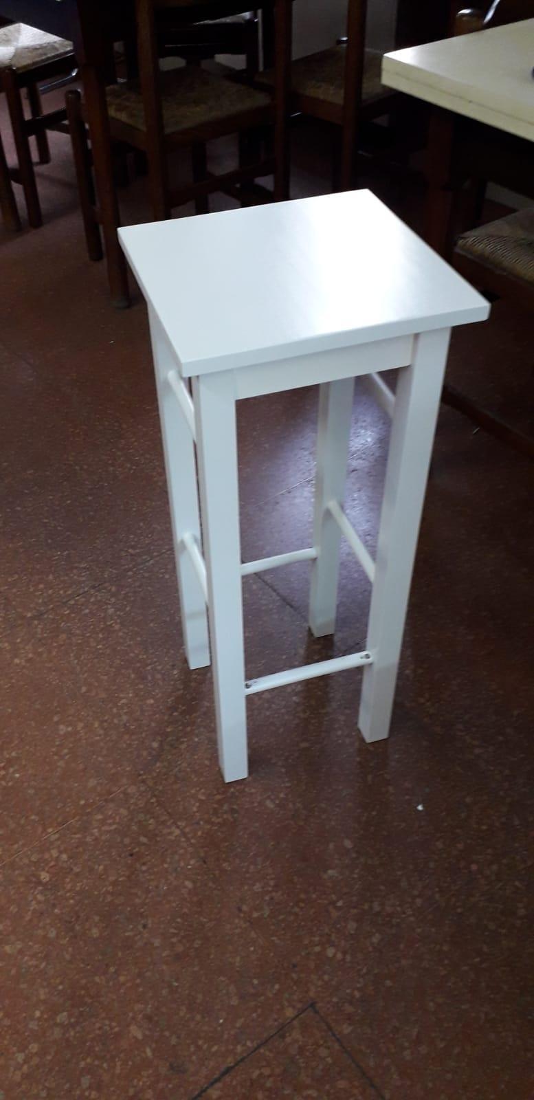 Amazon Basics Set Bistrot Tavolo+2 Sgabelli Bianco Salvaspazio
