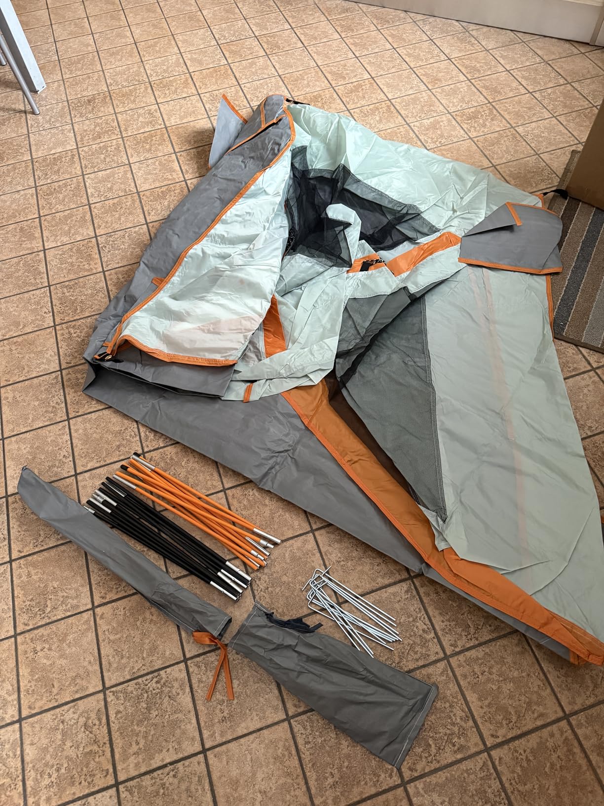 Amazon Basics tenda parasole campeggio grigio arancio 2-3 posti