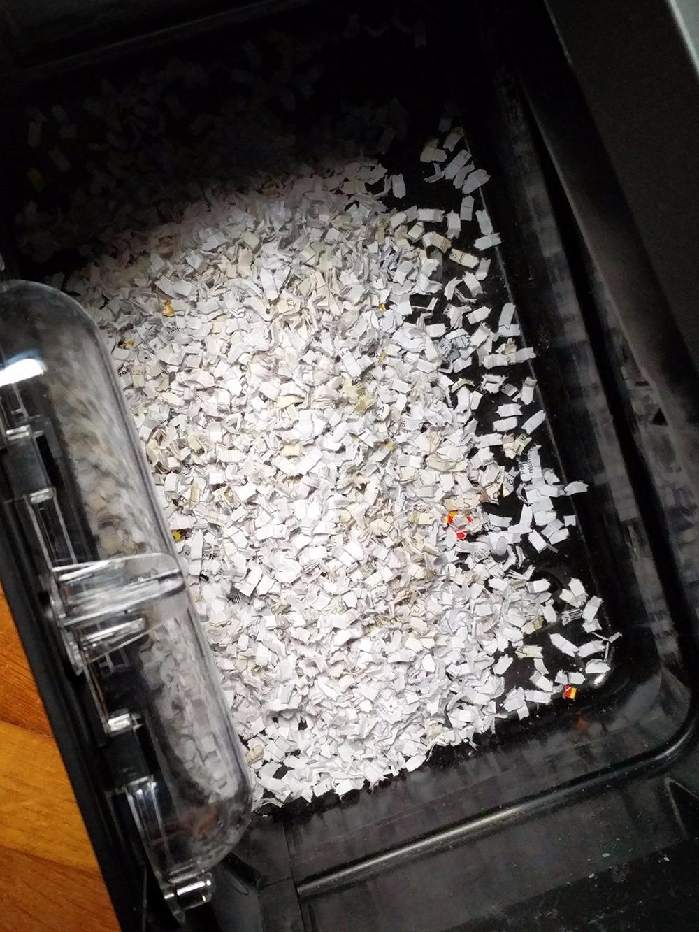 Amazon Basics Distruggidocumenti 12 Fogli Microframmenti P-4