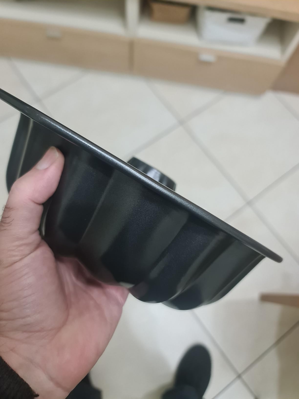 AmazonBasics Stampo Ciambella Antiaderente 25,4cm Nero