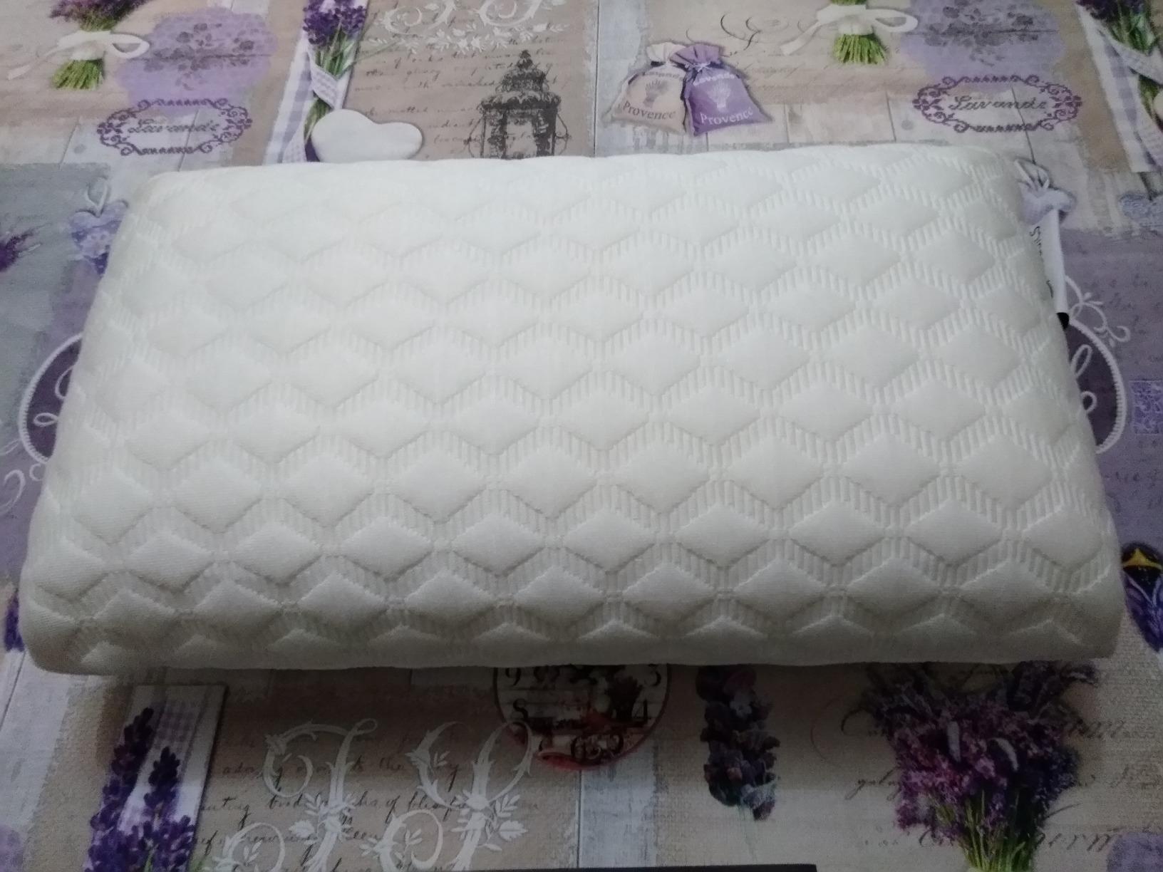 Amazon Basics Cuscino Viaggio Memory Foam 42x24 cm