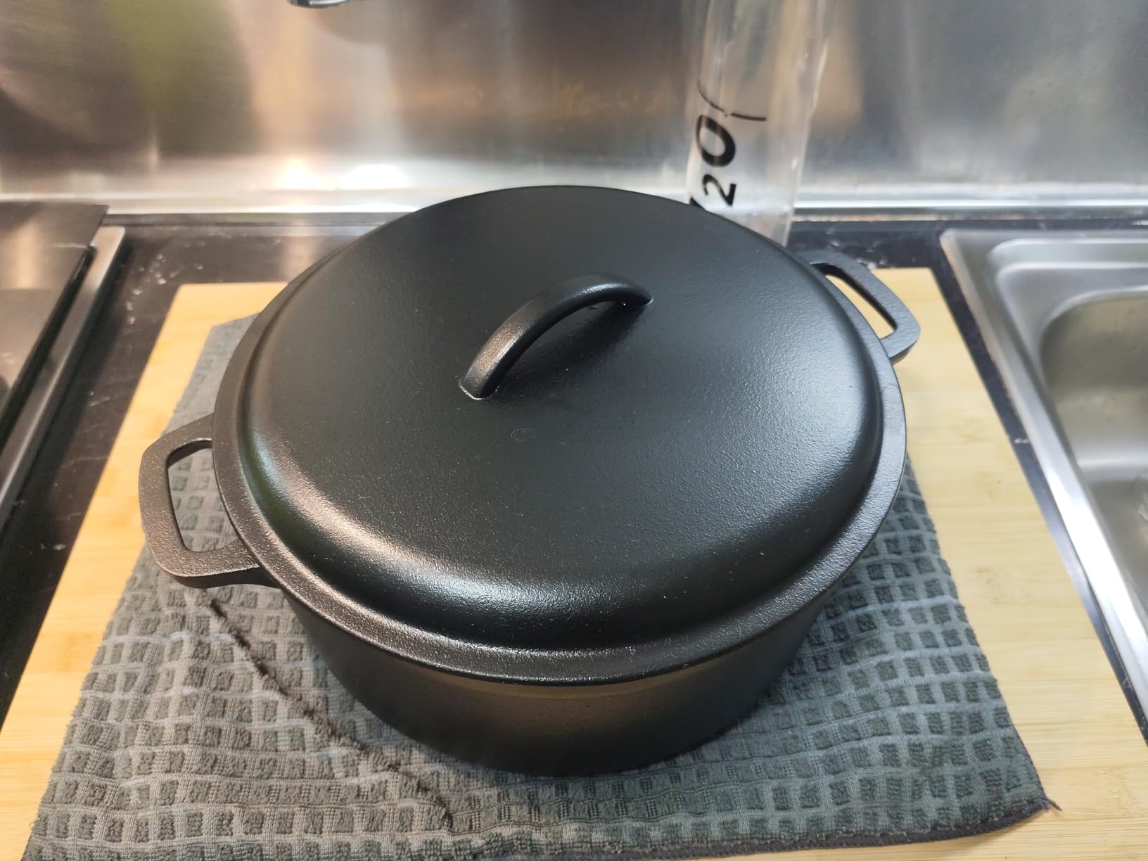 AmazonBasics Casseruola Ghisa 1,89 L Nera Doppio Manico