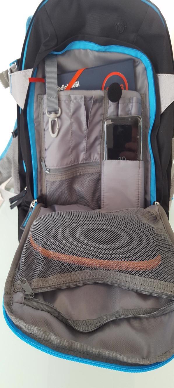 AmazonBasics Zaino Ergonomico Blu 30 Litri Impermeabile