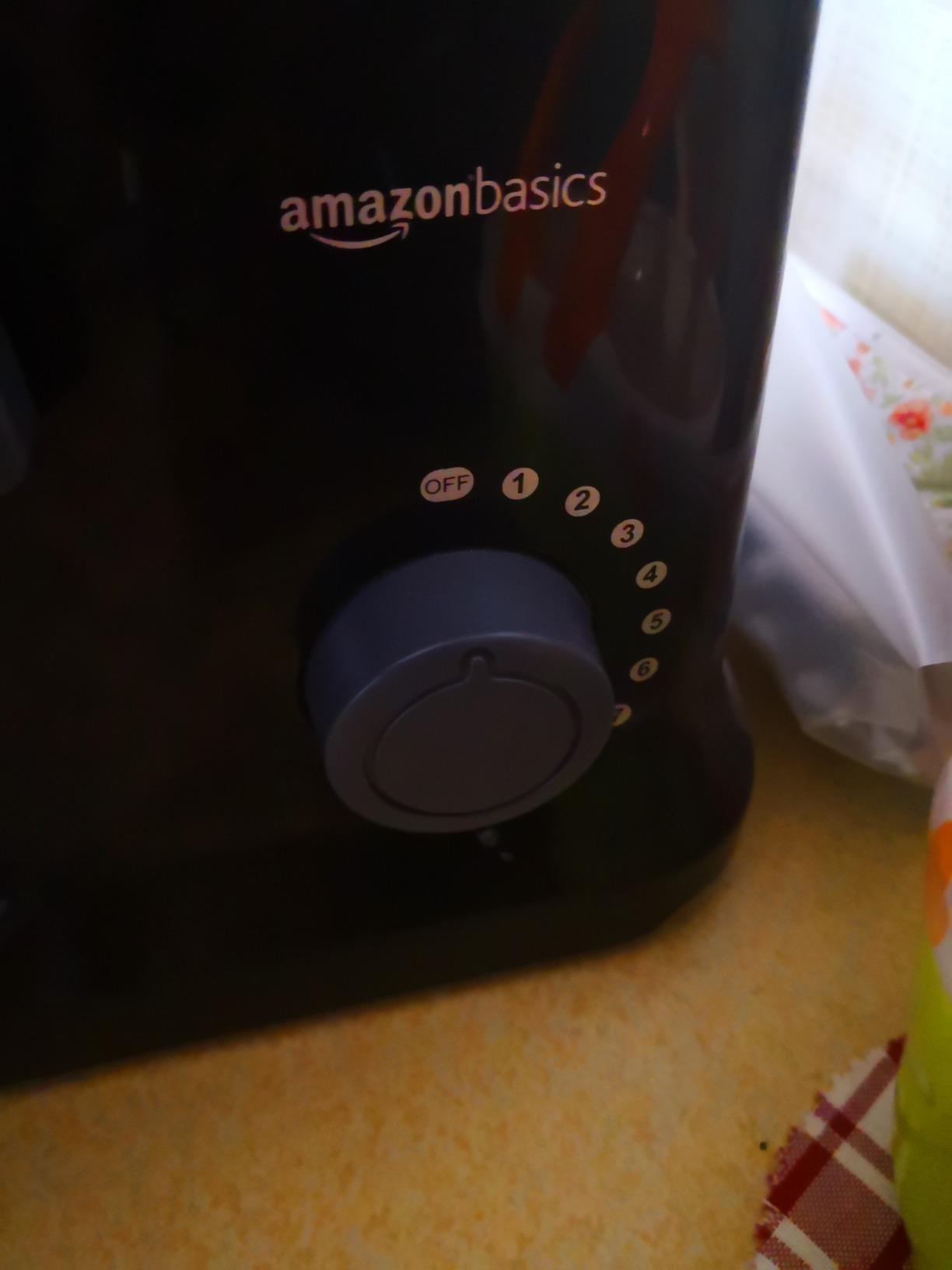 AmazonBasics Planetaria 800W 4,5 Litri con Frusta e Gancio