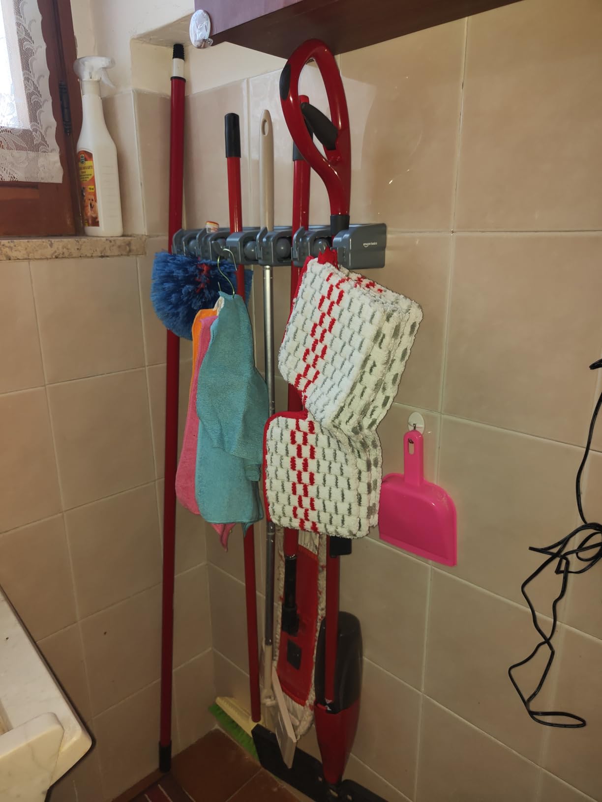 Amazon Basics porta scope da parete grigio 6 ganci 5 slot