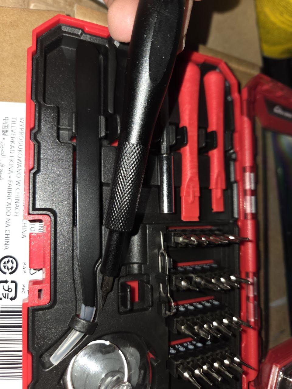 AmazonBasics Set Cacciaviti Precisione 32 Pezzi Rossi Magnetici