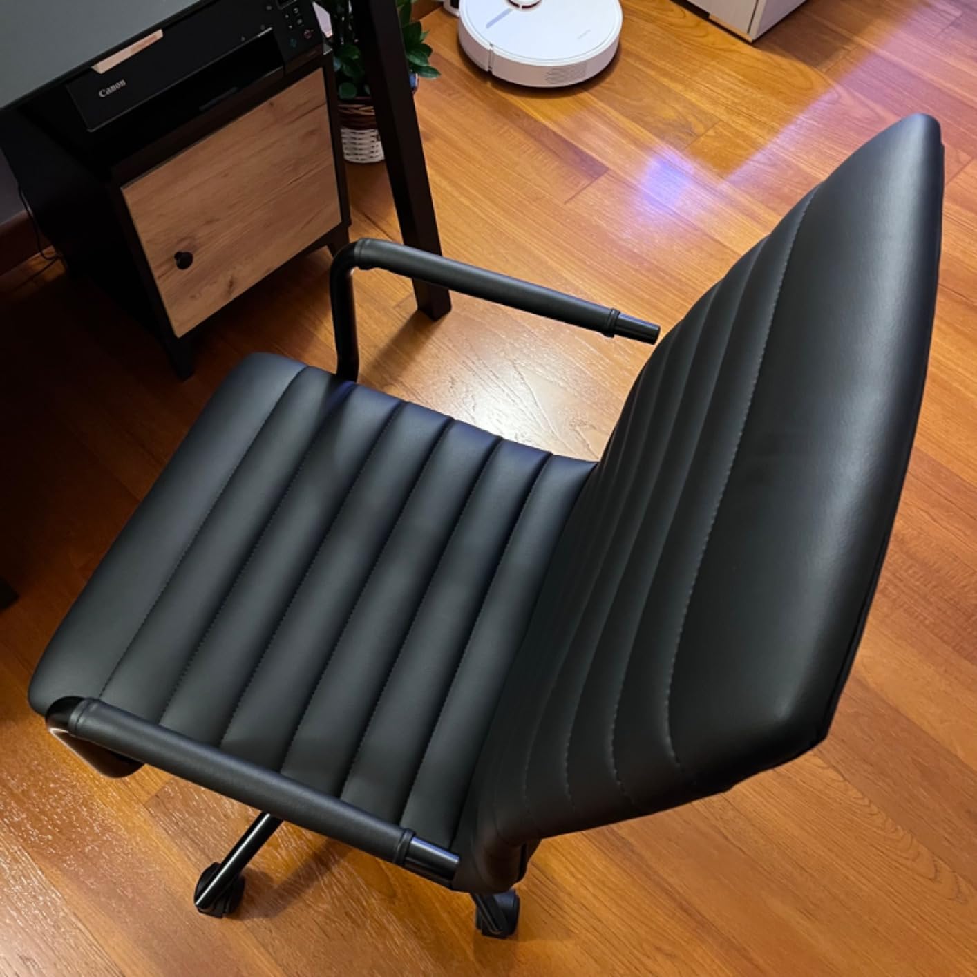 AmazonBasics Sedia Ufficio Ecopelle Bianca con Rotelle