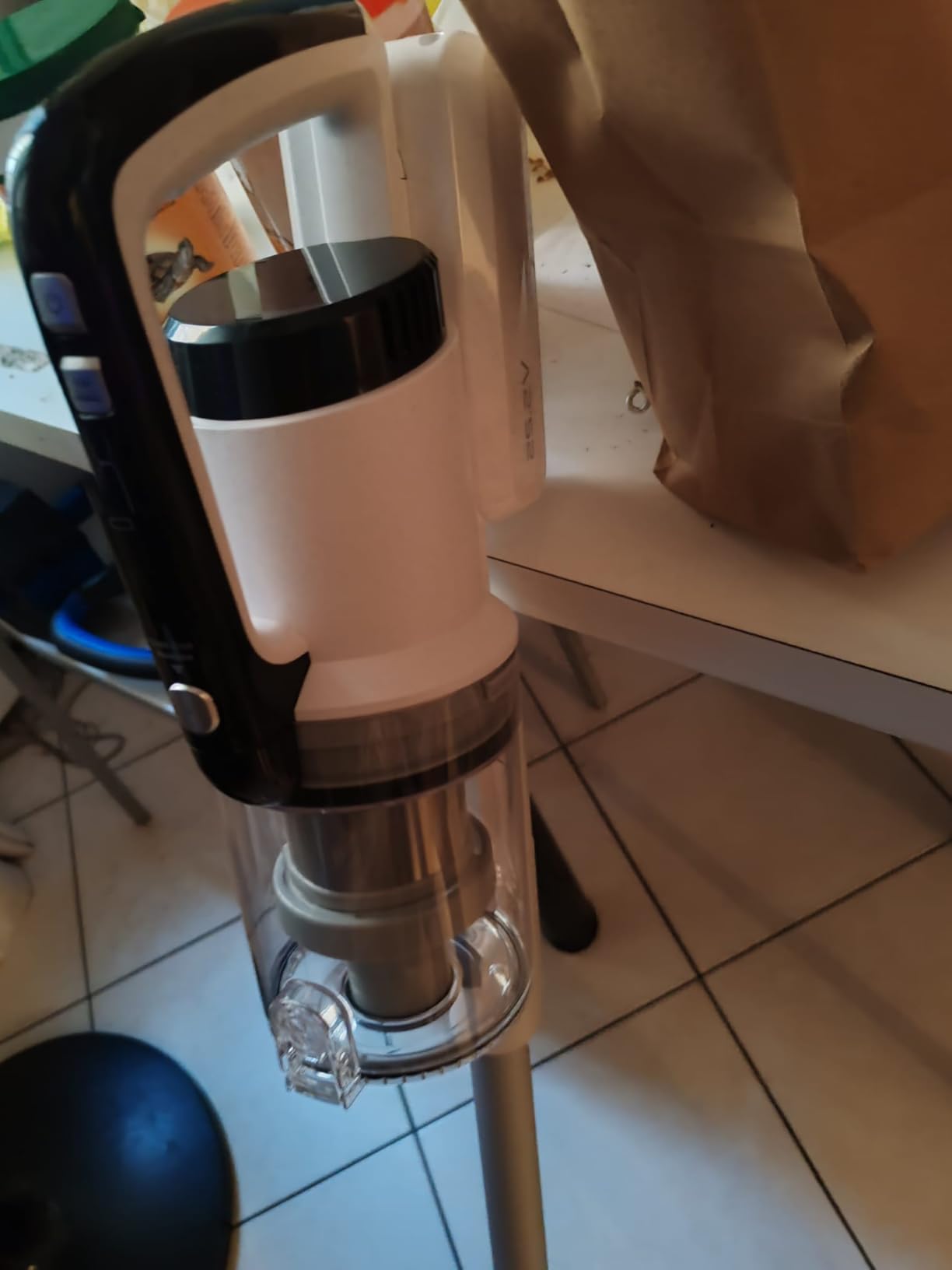 Amazon Basics Aspirapolvere Senza Fili 150W 0,7L Bianco Nero