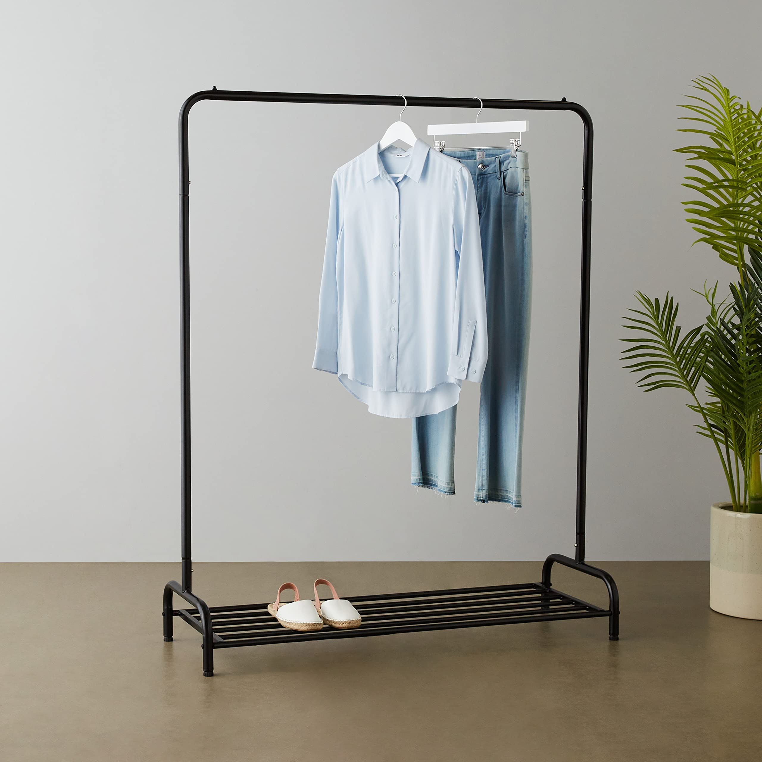 AmazonBasics Attaccapanni con Scarpiera Nero 116x40x145 cm