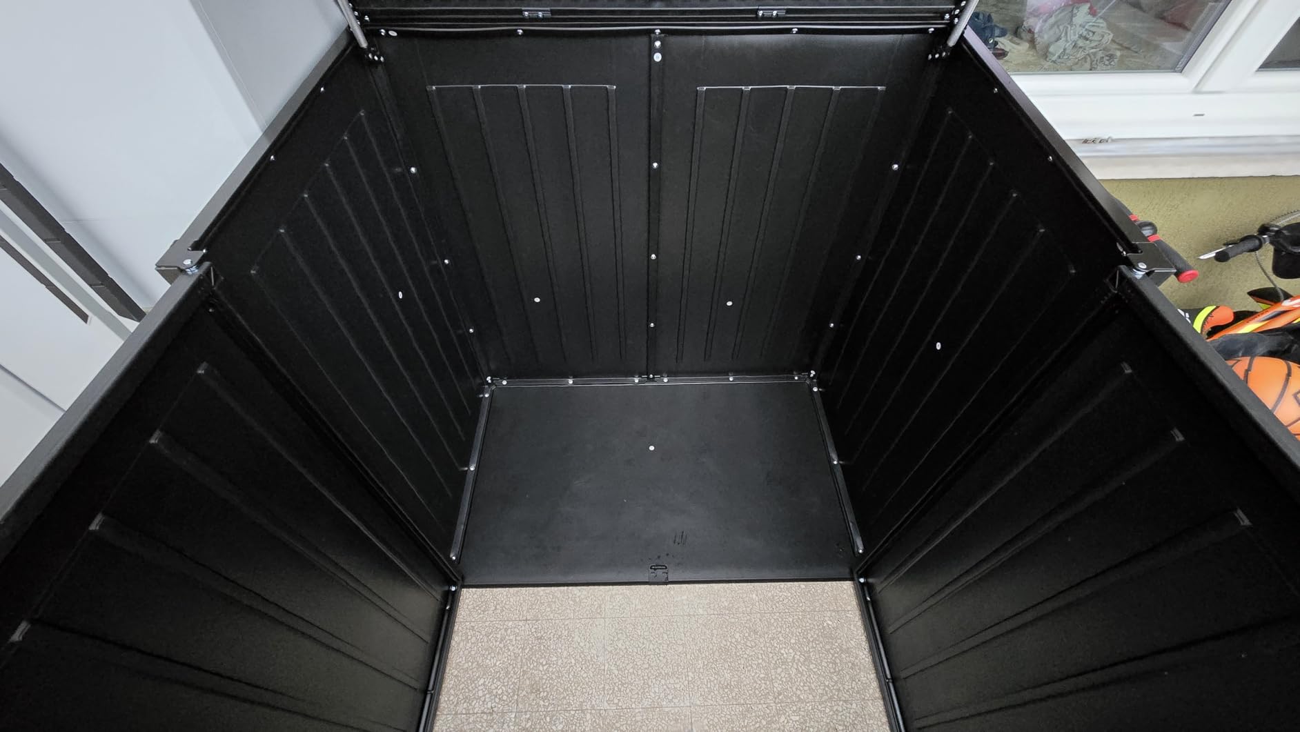 AmazonBasics Armadio da Esterno Nero 116x70,5x112,8 cm