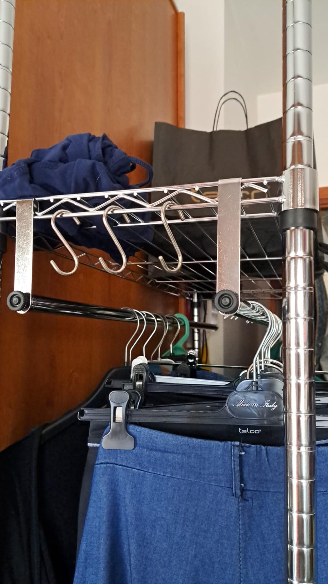 AmazonBasics Stand Appendiabiti Doppia Barra Nero con Rotelle