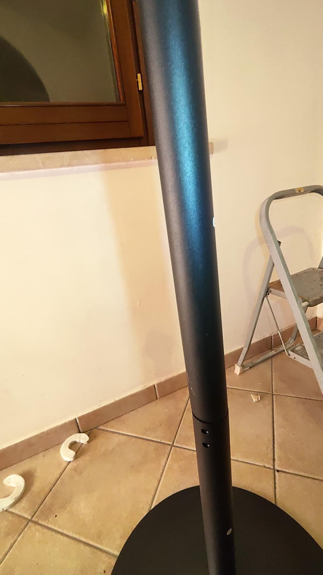 Amazon Basics tavolo bar rotondo nero 60 cm alto