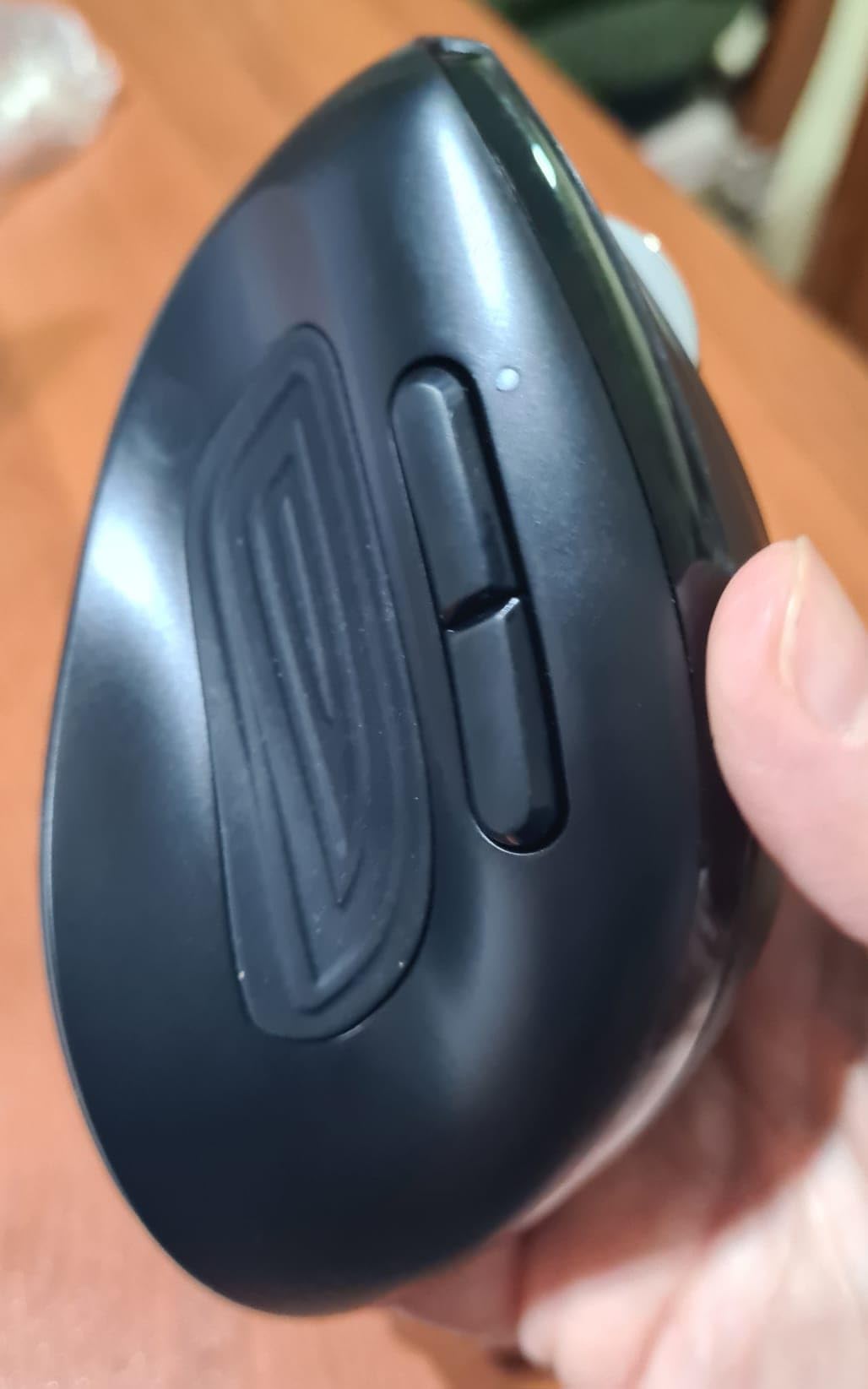 AmazonBasics Mouse wireless verticale nero 6 pulsanti destrimani
