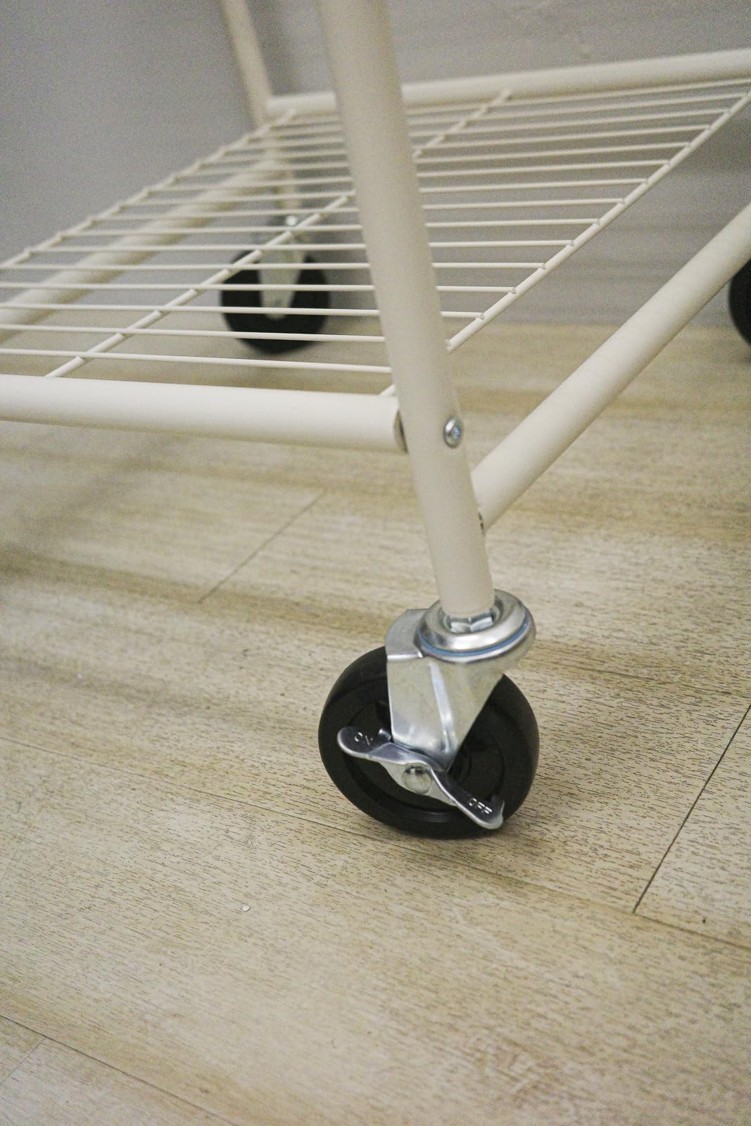 Amazon Basics carrello portabiancheria cromato con ruote