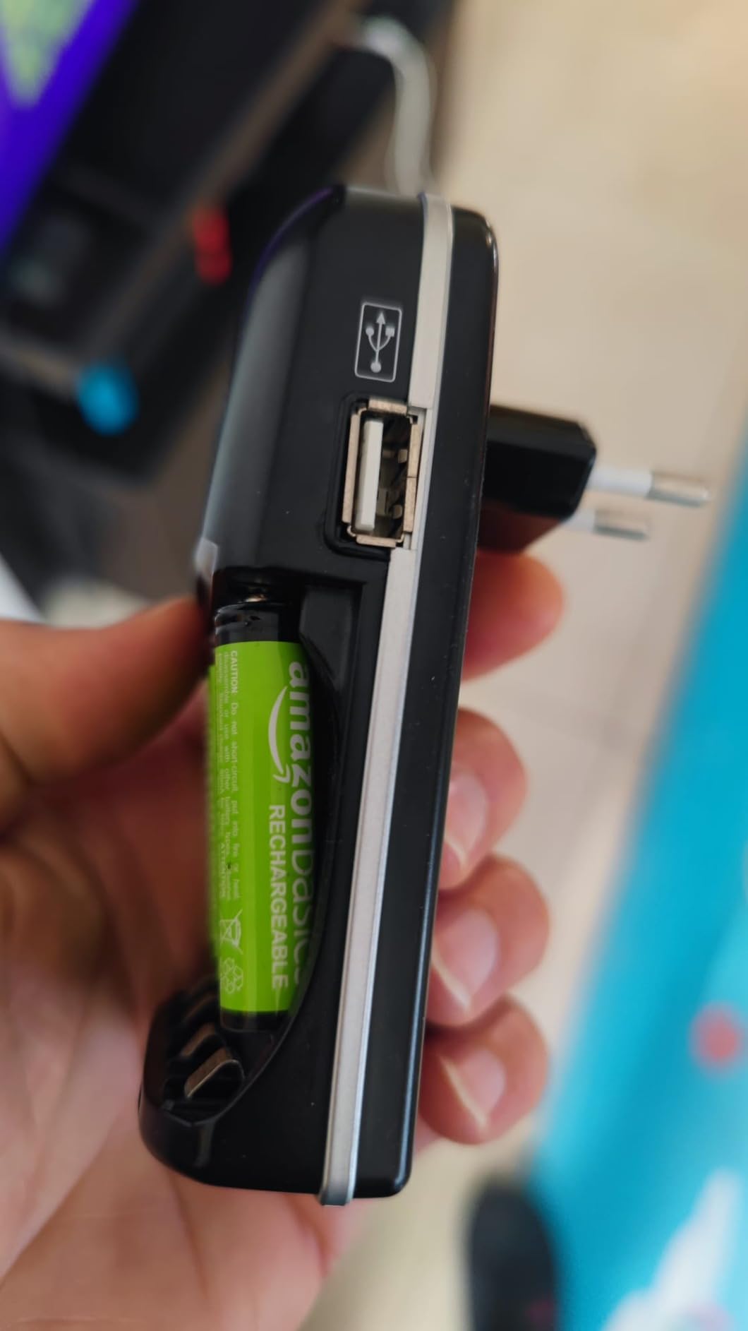 AmazonBasics Caricabatterie USB Ni-MH AA AAA nero