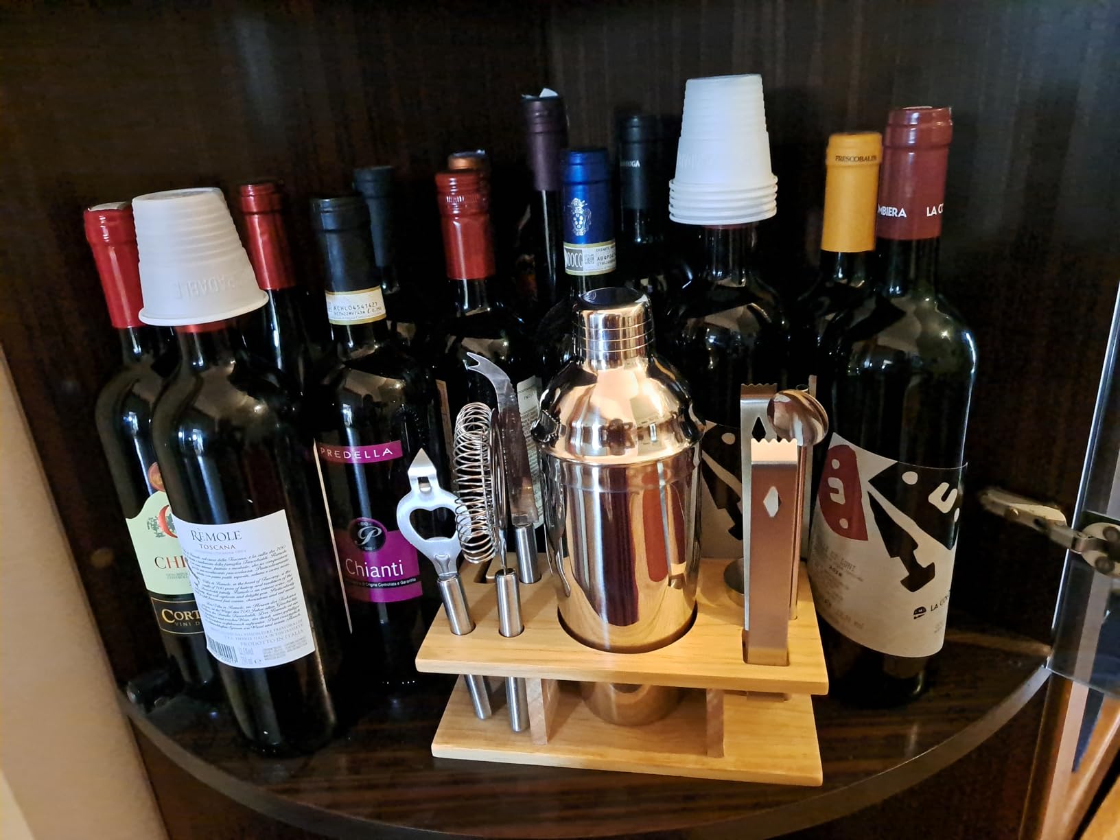 Amazon Basics set bar cocktail inox 10 pezzi con stand bambù