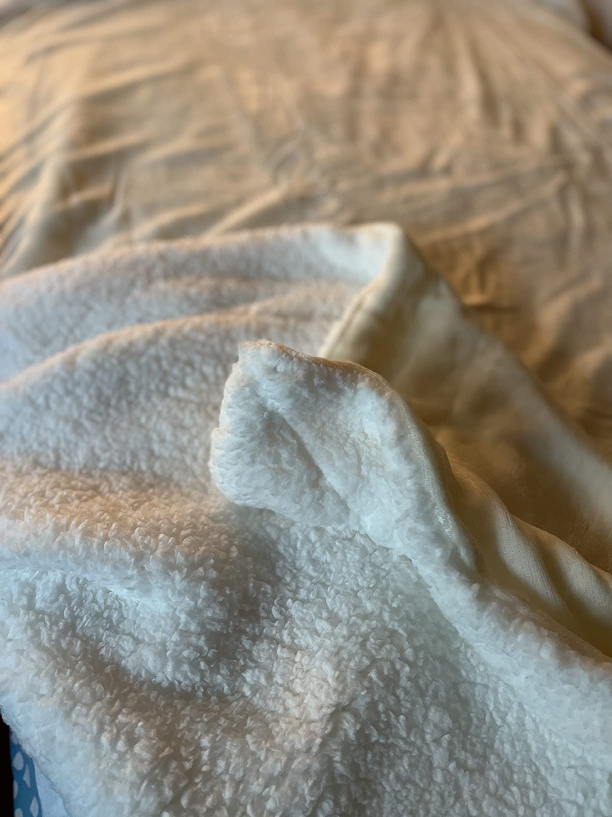 Amazon Basics Coperta Micro-Mink Sherpa 150x200cm Panna