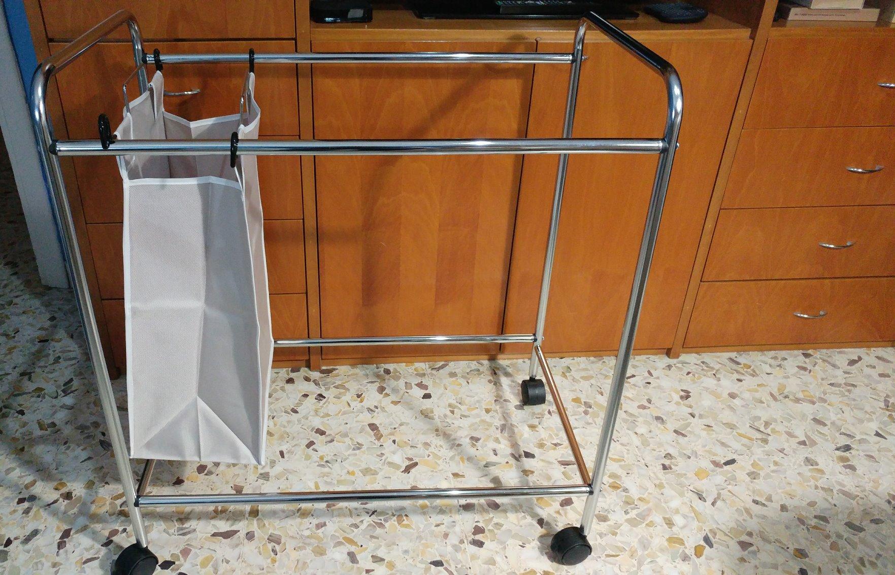 AmazonBasics carrello portabiancheria 3 sacchi 135L grigio