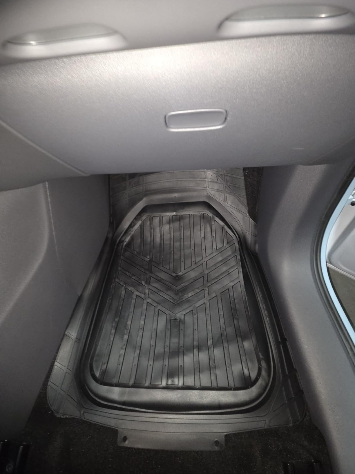 AmazonBasics Tappetini Auto in PVC 4 Pezzi Neri Antiscivolo