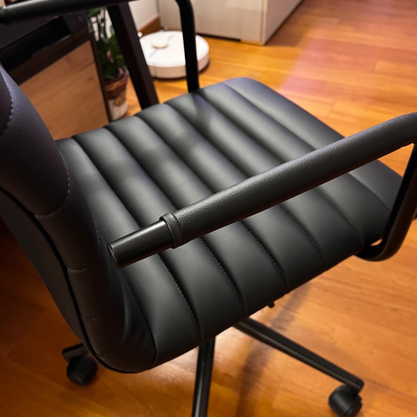 AmazonBasics Sedia Ufficio Ecopelle Bianca con Rotelle
