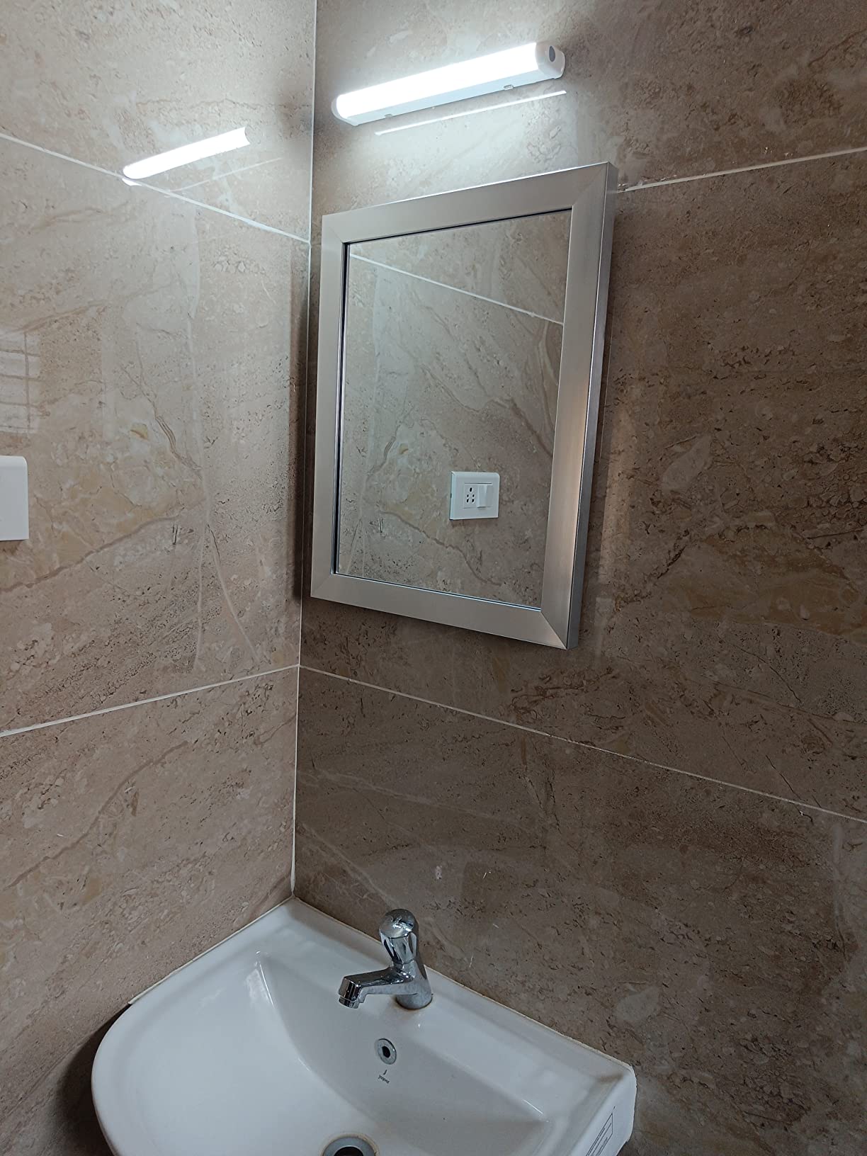 Amazon Basics Specchio da Parete Rettangolare 40,6x50,8 Nichel