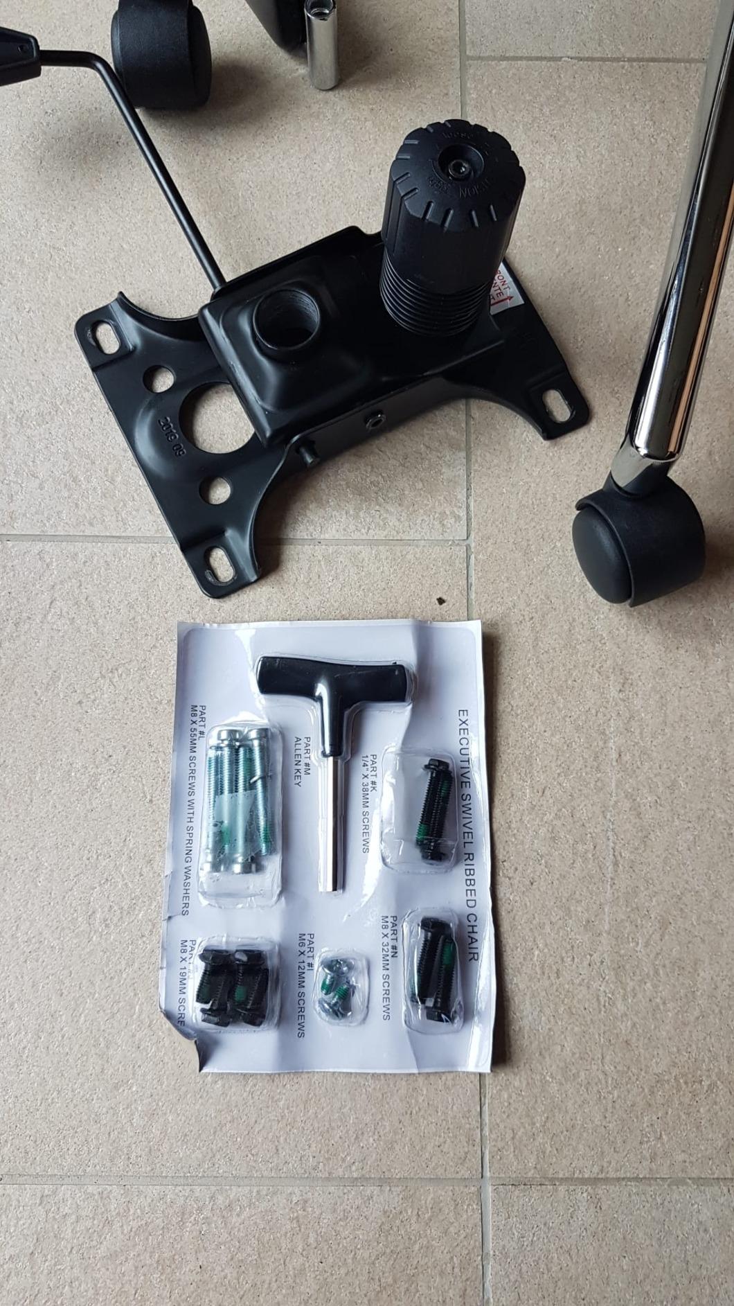 AmazonBasics Sedia ufficio schienale alto rotelle nero 150 kg