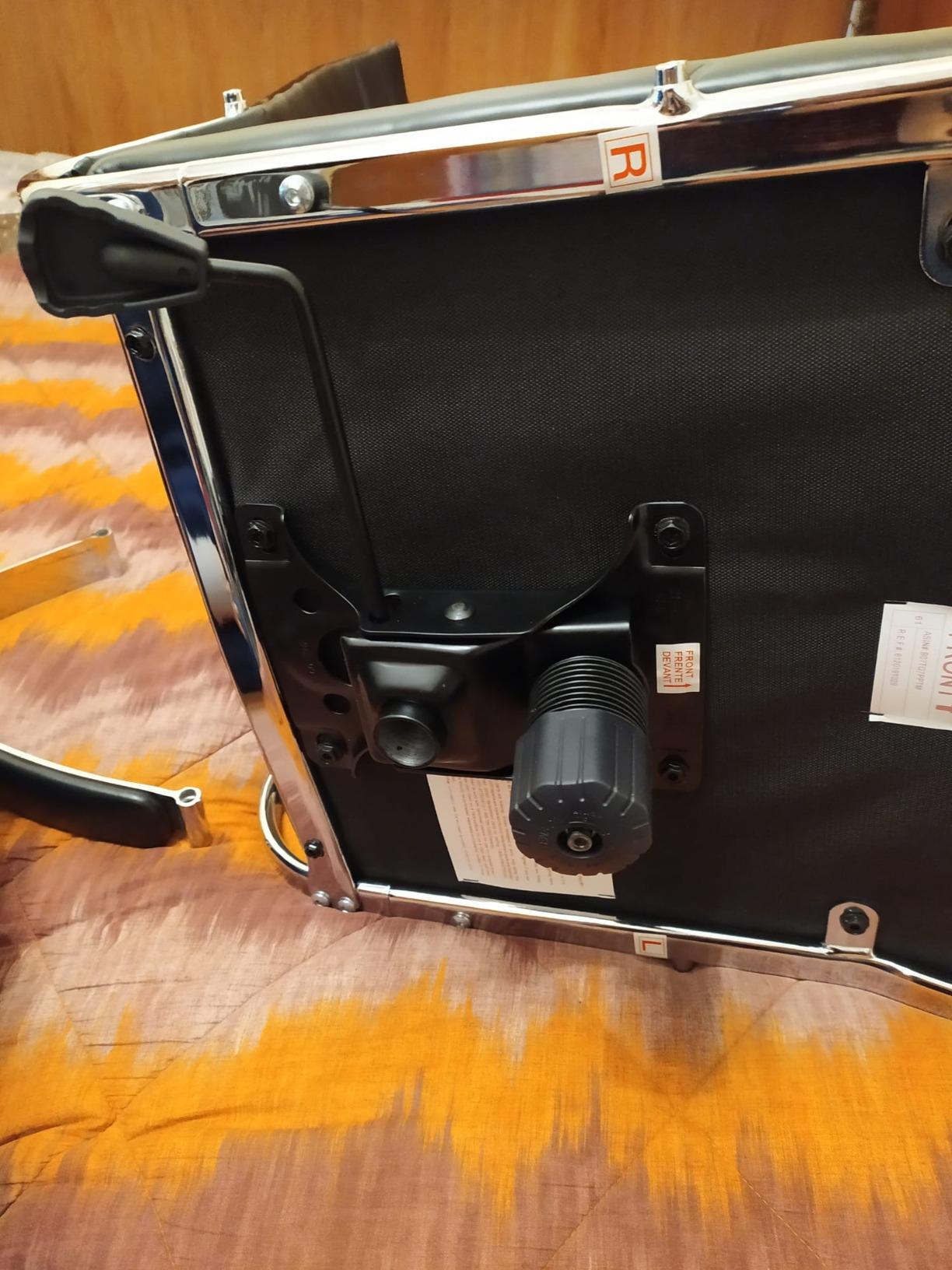 AmazonBasics Sedia ufficio schienale alto rotelle nero 150 kg