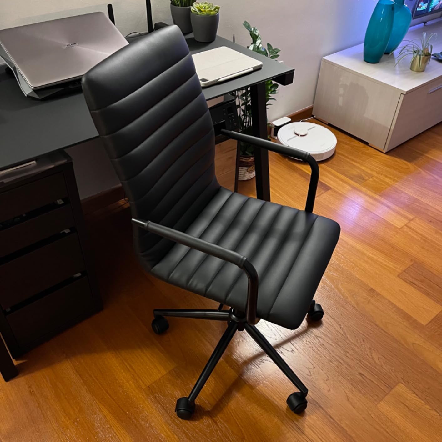 AmazonBasics Sedia Ufficio Ecopelle Bianca con Rotelle