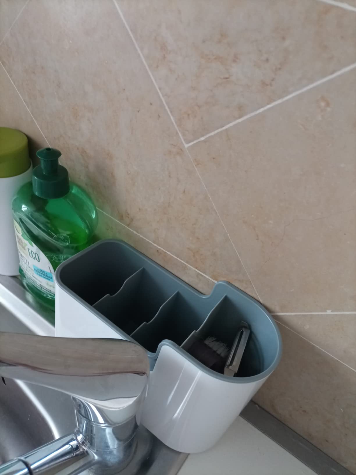 AmazonBasics organizer utensili grigio bancone e parete