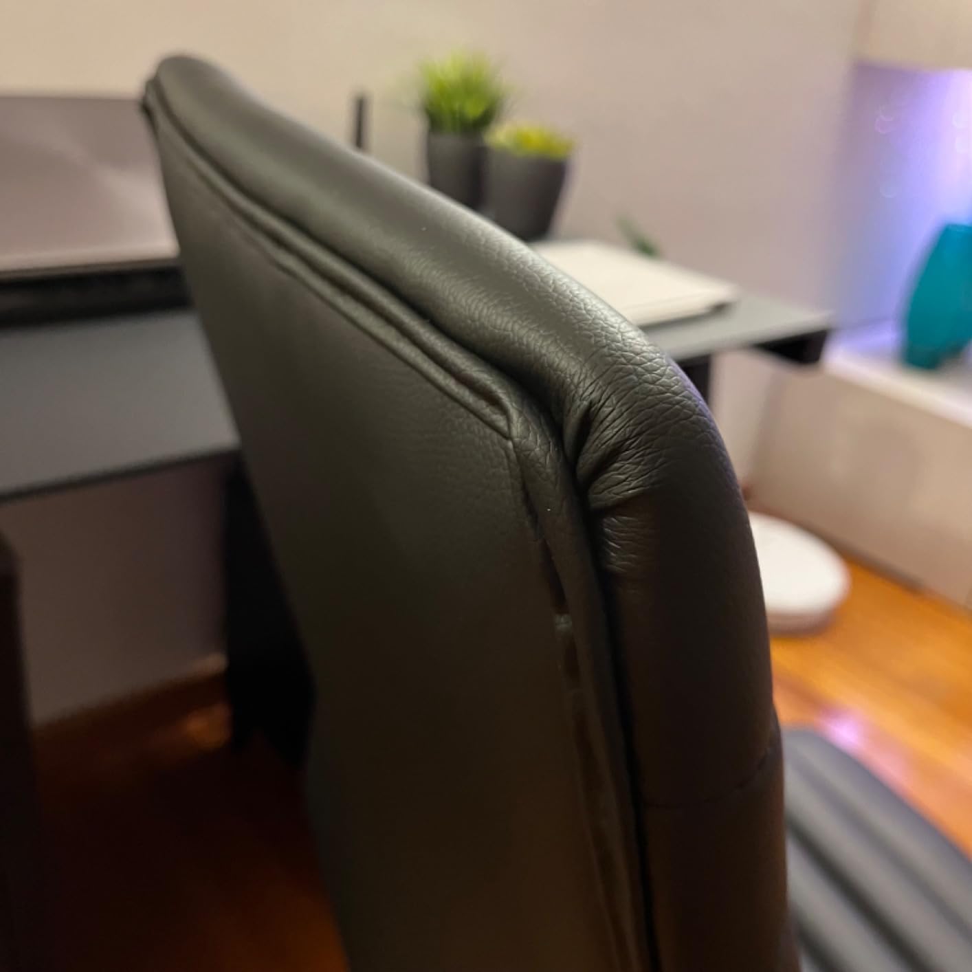 AmazonBasics Sedia Ufficio Ecopelle Bianca con Rotelle