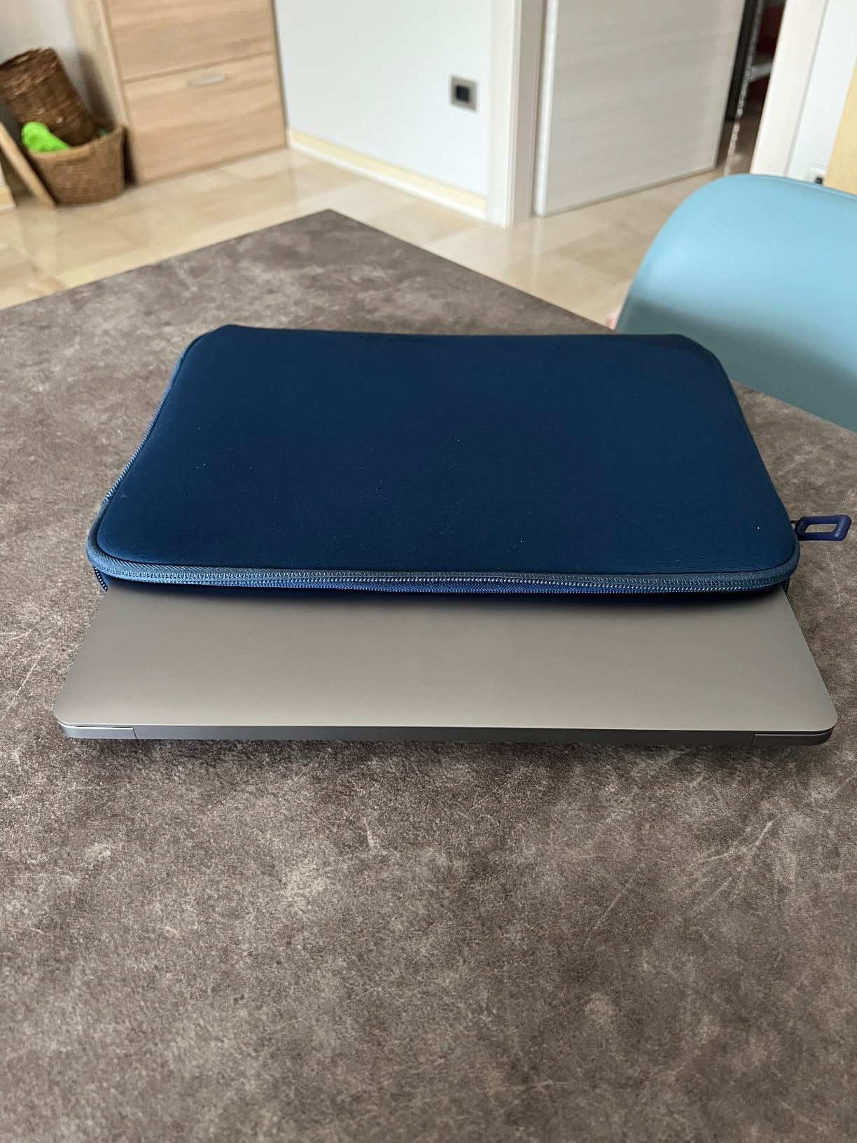 Amazon Basics Custodia Laptop 13,3 Pollici Blu Navy Sottile