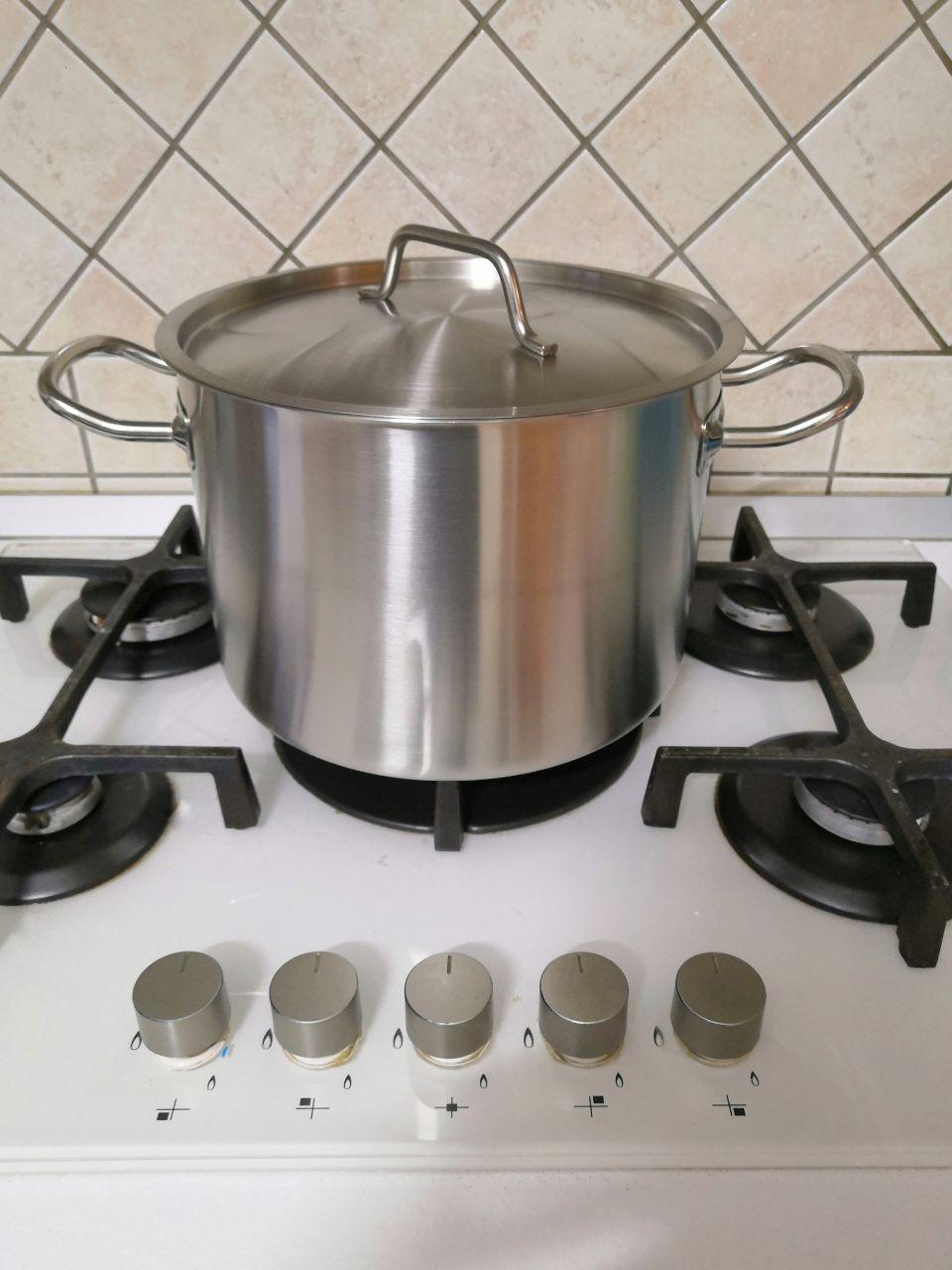 AmazonBasics Pentola Acciaio Inox 9,5 Litri con Coperchio