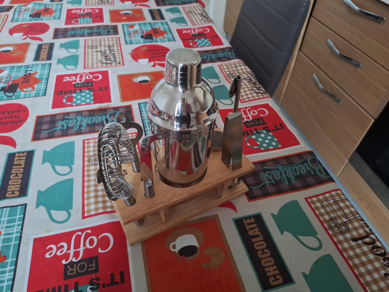 Amazon Basics set bar cocktail inox 10 pezzi con stand bambù