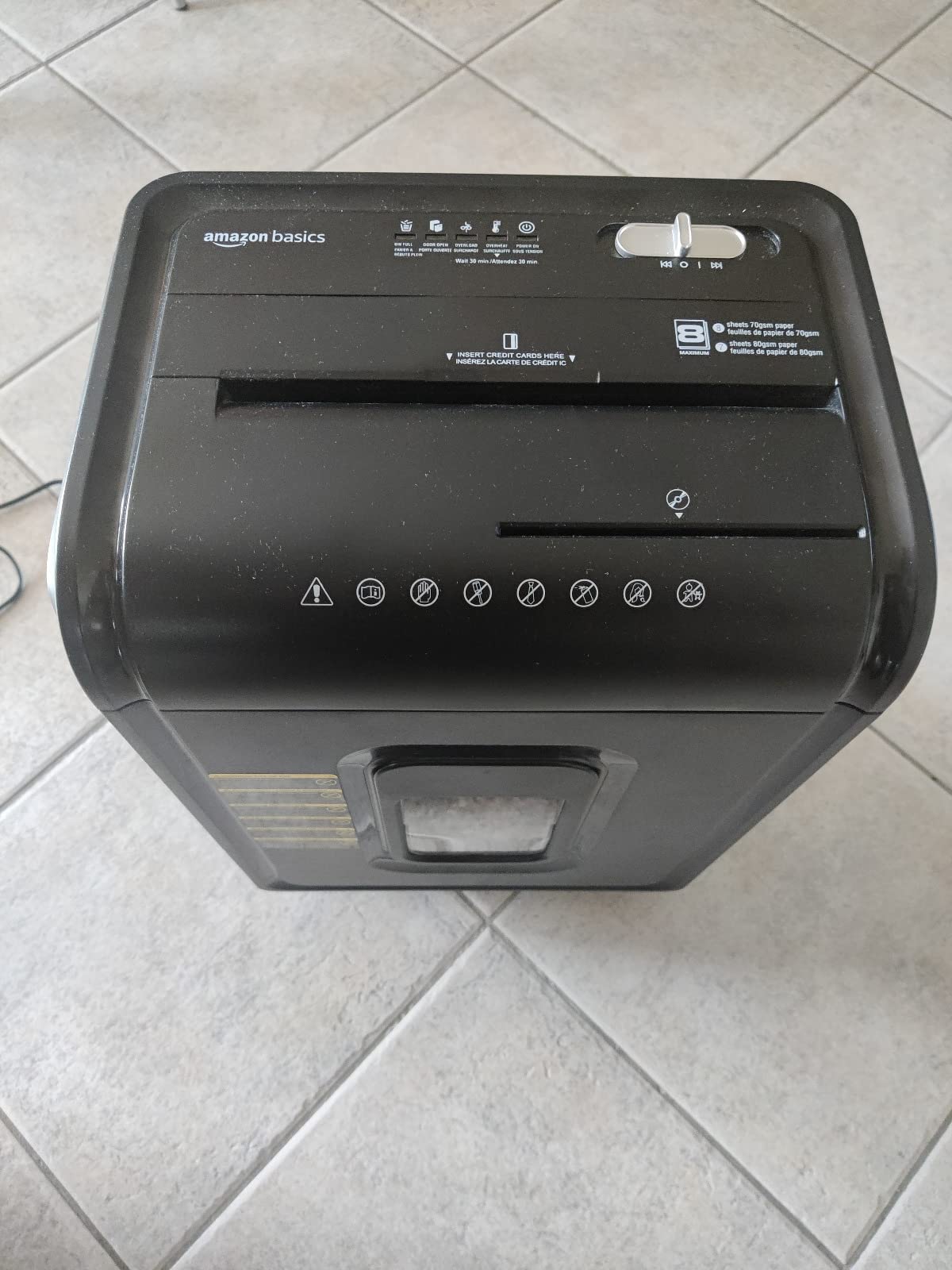 AmazonBasics Distruggidocumenti 8 Fogli P4 Nero