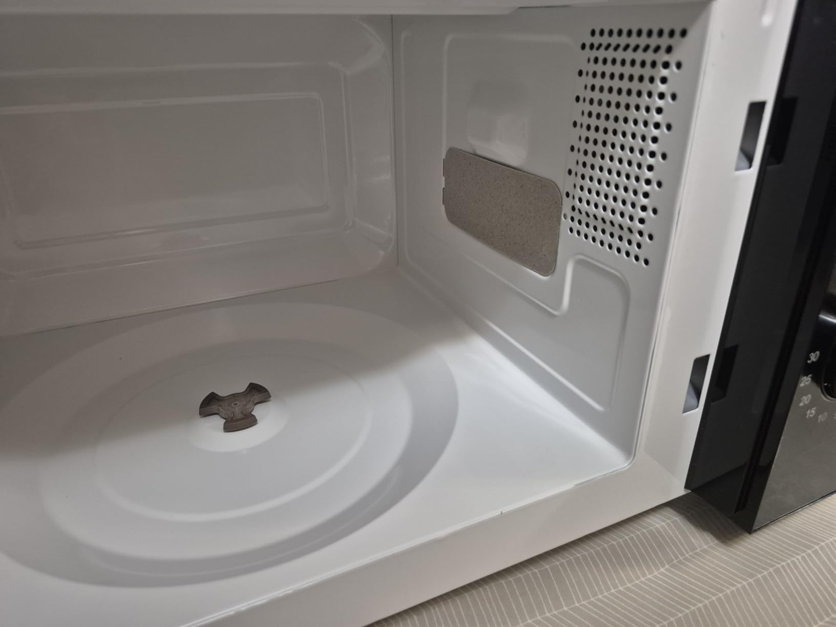 Amazon Basics Forno a Microonde 700W 20L Nero Scongelamento
