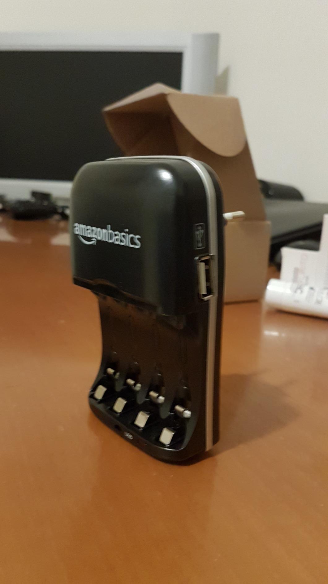 AmazonBasics Caricabatterie USB Ni-MH AA AAA nero