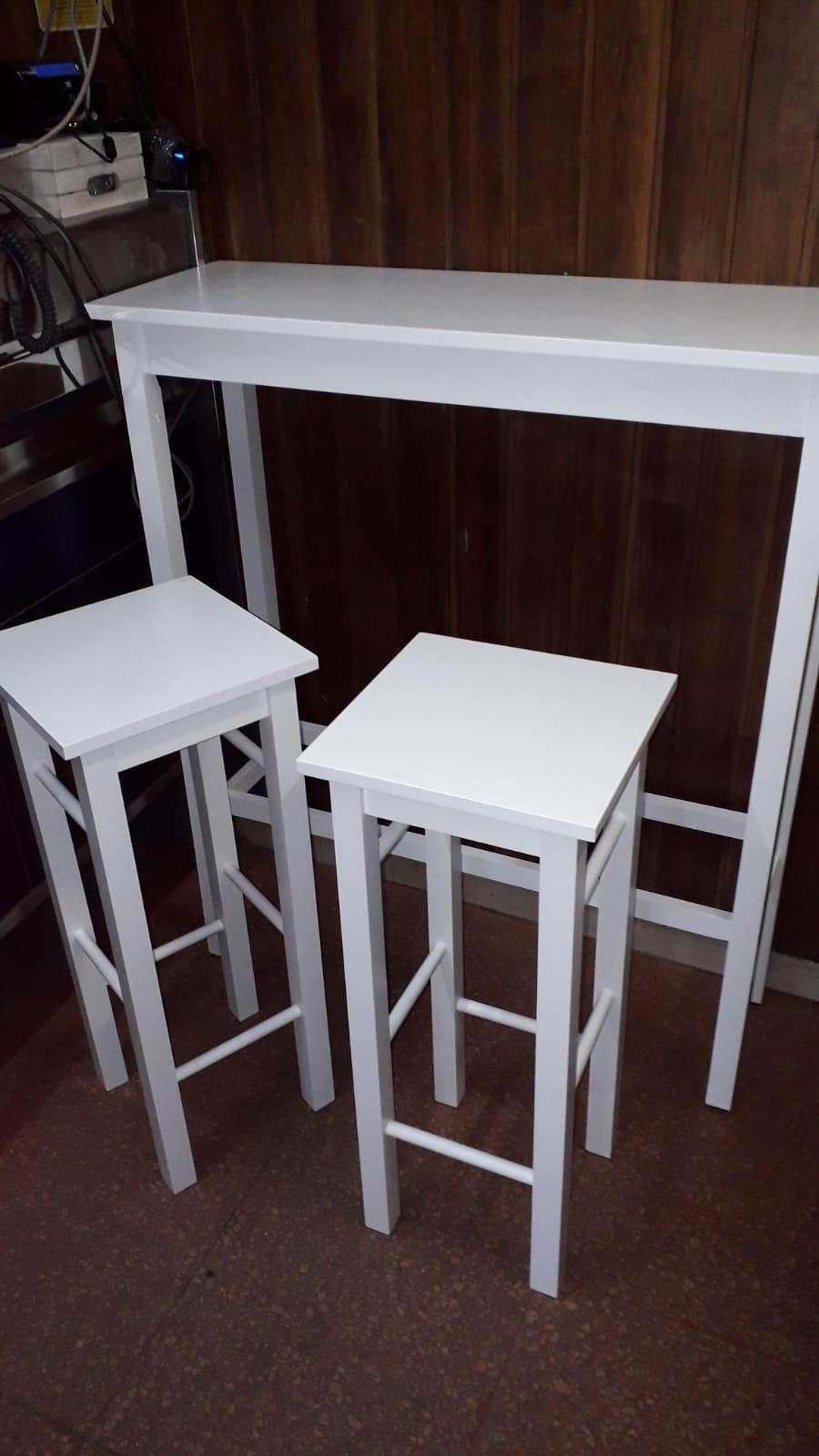 Amazon Basics Set Bistrot Tavolo+2 Sgabelli Bianco Salvaspazio
