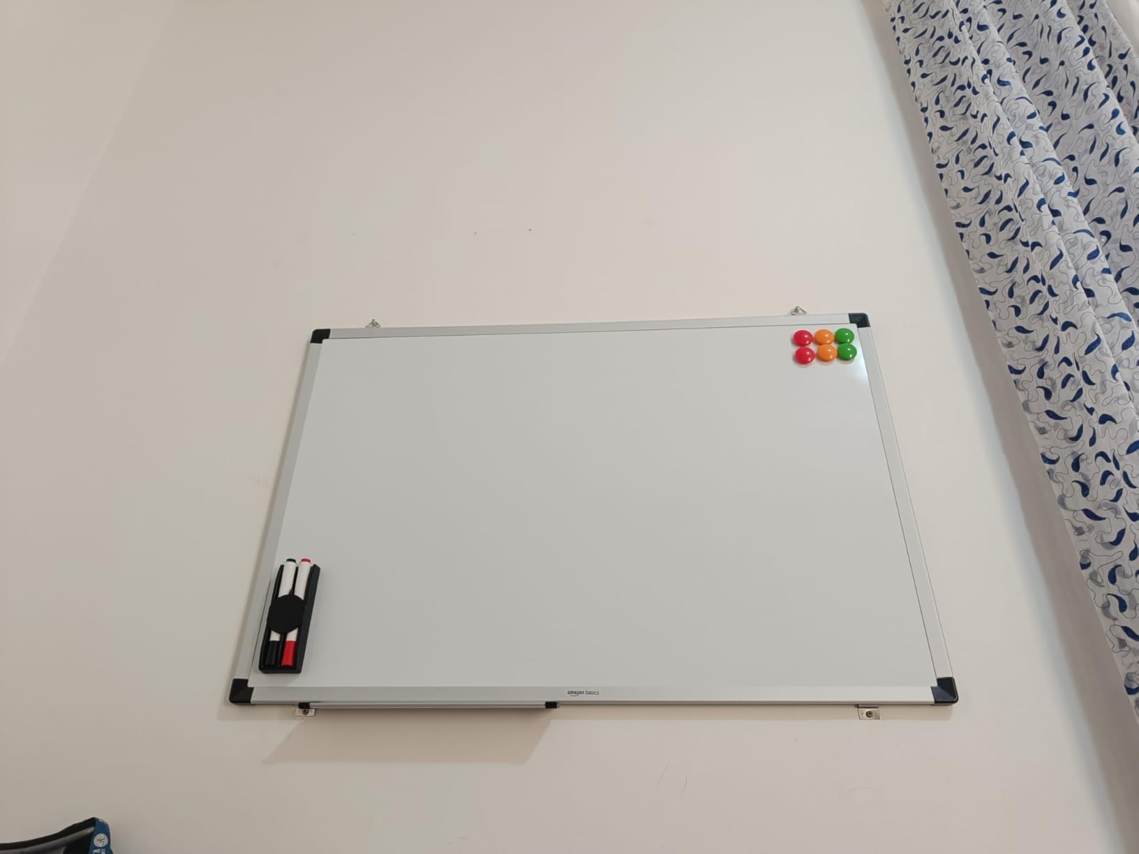 AmazonBasics Lavagna Bianca Magnetica 120x90 cm con Accessori